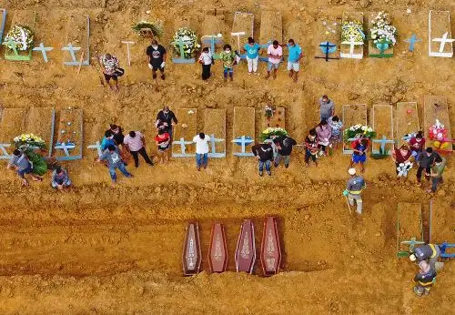 Esta foto de archivo fue tomada el 22 de abril de 2020 y muestra una imagen aérea de un entierro que tiene lugar en el cementerio Nossa Senhora Aparecida en Manaos, Brasil. Foto: AFP