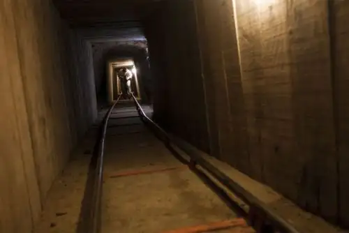 El túnel está equipado con un sistema de ventilación, líneas de agua, cableado eléctrico, sistema de rieles, refuerzo extenso y apuntalamiento mediante una técnica conocida por su uso común en sofisticados túneles subterráneos. Foto: Internet