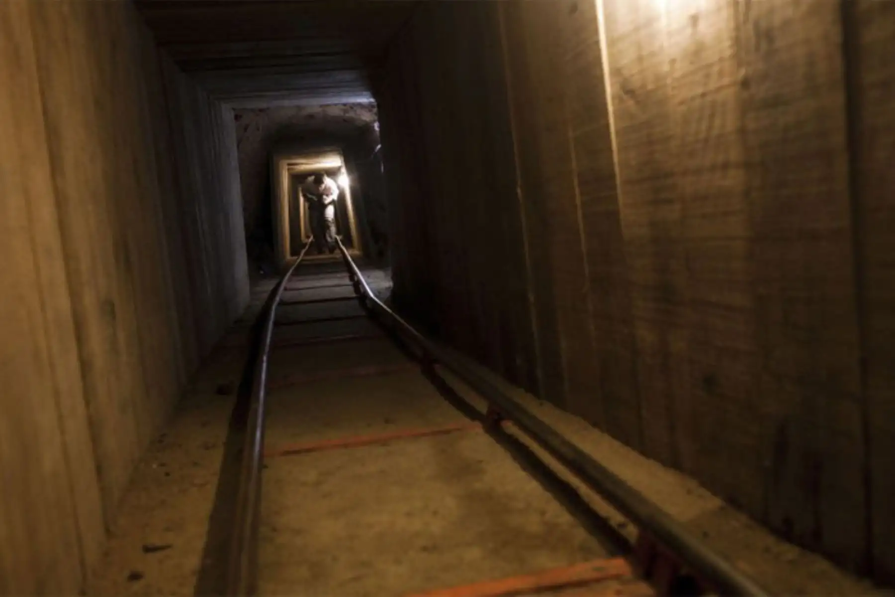 El túnel está equipado con un sistema de ventilación, líneas de agua, cableado eléctrico, sistema de rieles, refuerzo extenso y apuntalamiento mediante una técnica conocida por su uso común en sofisticados túneles subterráneos. Foto: Internet