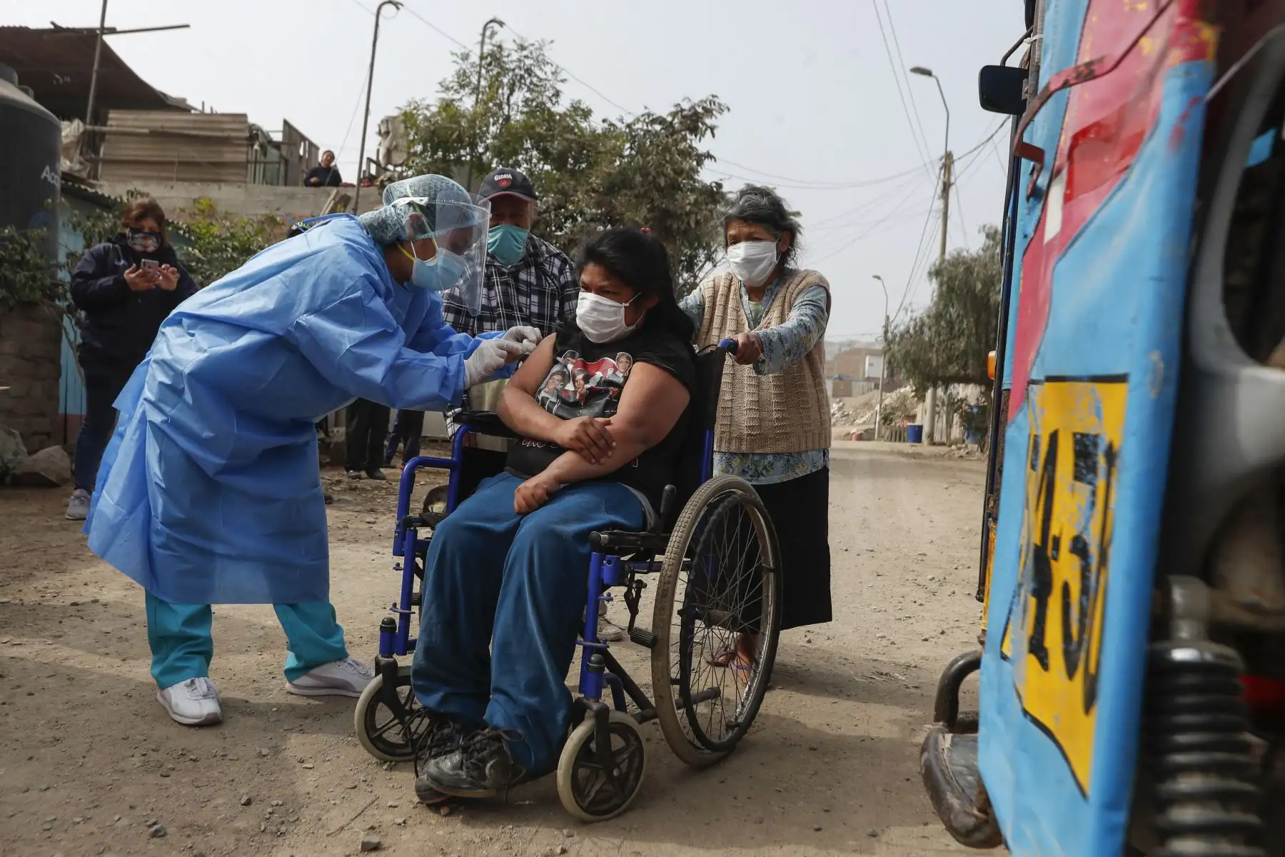 DIRIS Lima Sur lanzó esta mañana Punto Estratégico de Vacunación y “Vacuna Móvil” en la zona de Manchay, distrito de Pachacamac. Este centro apoyará a los establecimientos de salud en la vacunación de neumococo e influenza a menores de cinco años, adultos mayores, gestantes y personas con enfermedades crónicas. Foto: ANDINA/Renato Pajuelo