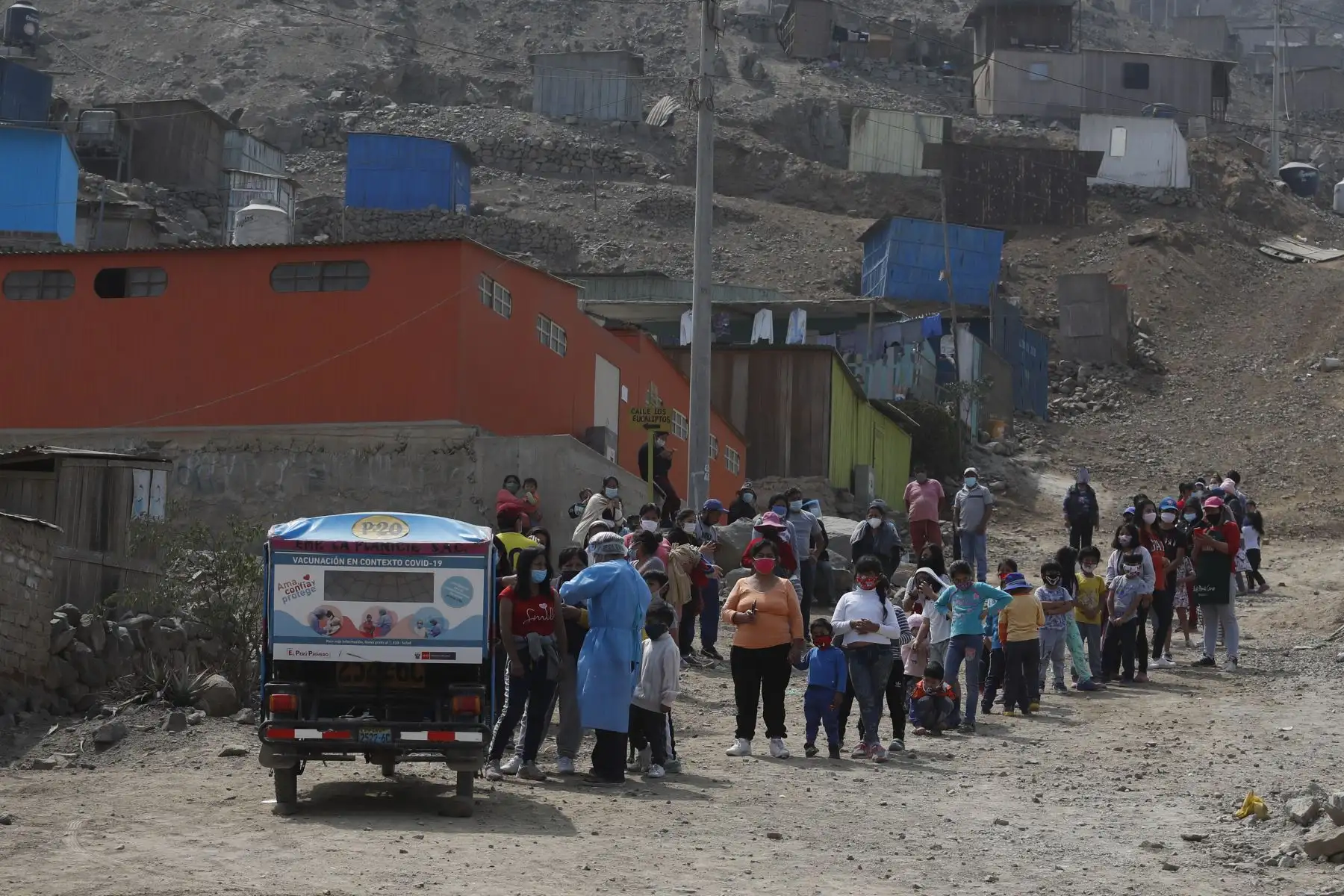Población de Pachacamac se organizó para recibir vacunas por parte del Vacuna Móvil de la DIRIS Lima Sur. Foto: ANDINA/Renato Pajuelo