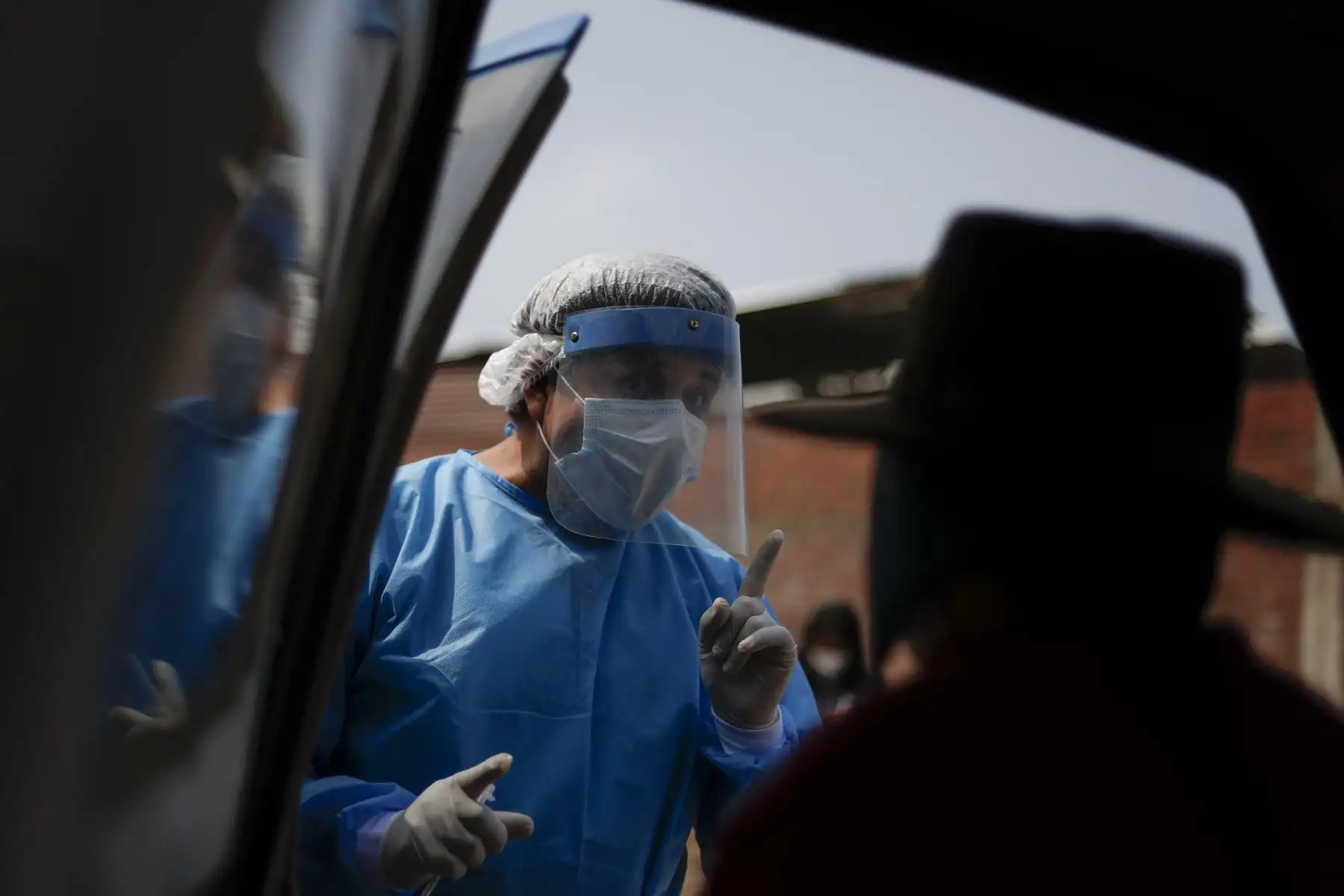 Las brigadas preguntan a la población si han recibido vacuna antes y advierten además sobre un posible efecto de malestar tras recibir la dosis. Foto: ANDINA/Renato Pajuelo