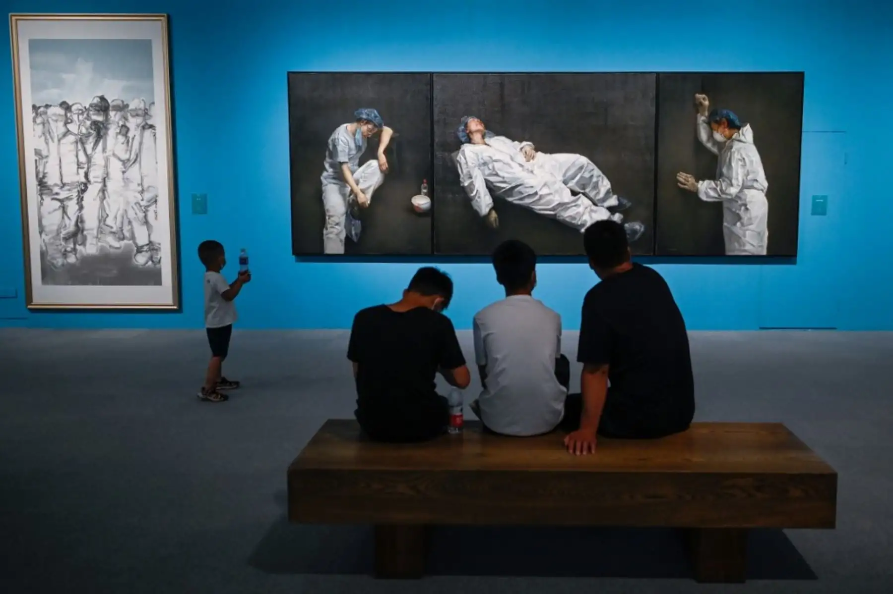 La gente visita la exposición de arte "La unidad es la fuerza: una exposición de arte sobre la lucha contra covid-19"en el  Museo Nacional de China en Beijing. Foto: AFP