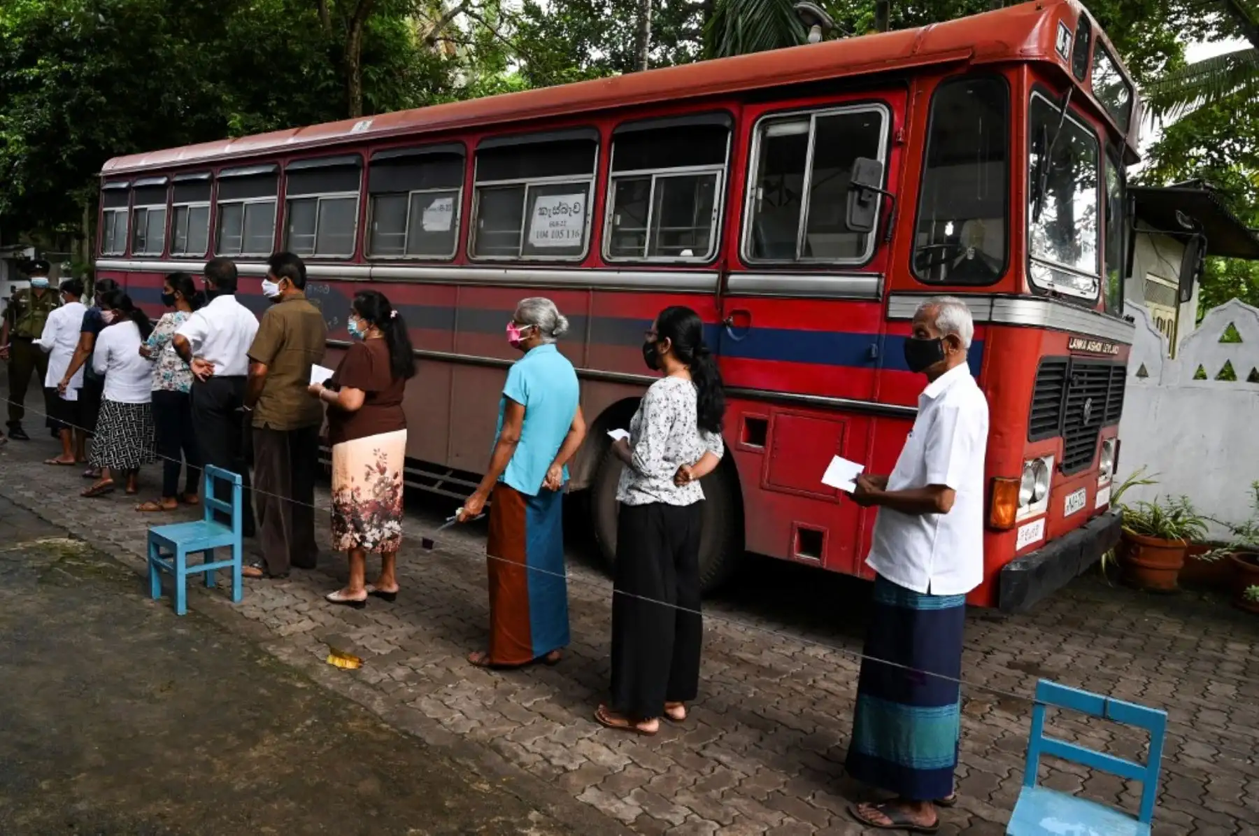 Los votantes esperan en una fila para emitir su voto en las elecciones parlamentarias frente a un colegio electoral en Colombo, Sri Lanka. Foto: AFP