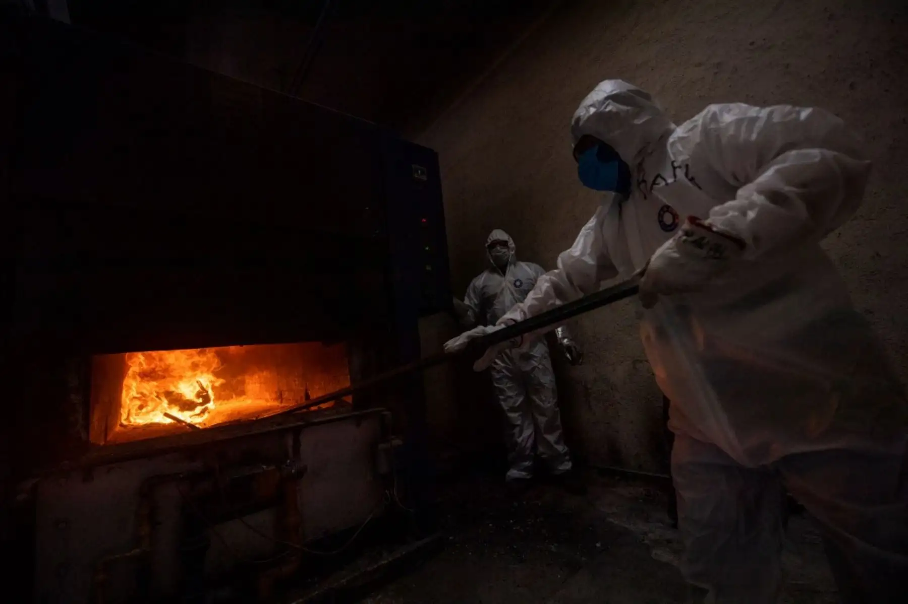 Los empleados usan equipo de protección mientras trabajan en el crematorio Azcapotzalco en Ciudad de México. Foto: AFP