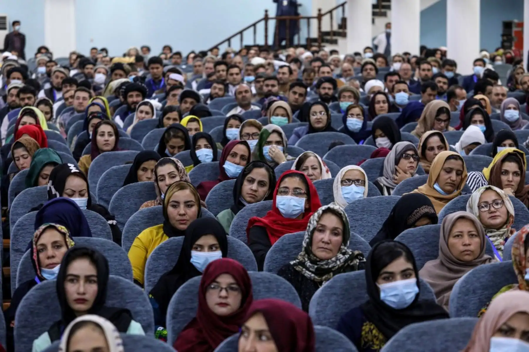 Las personas asisten al primer día de Loya Jirga, una gran asamblea, en el Salón Loya Jirga en Kabul, Afganistán. Foto: AFP