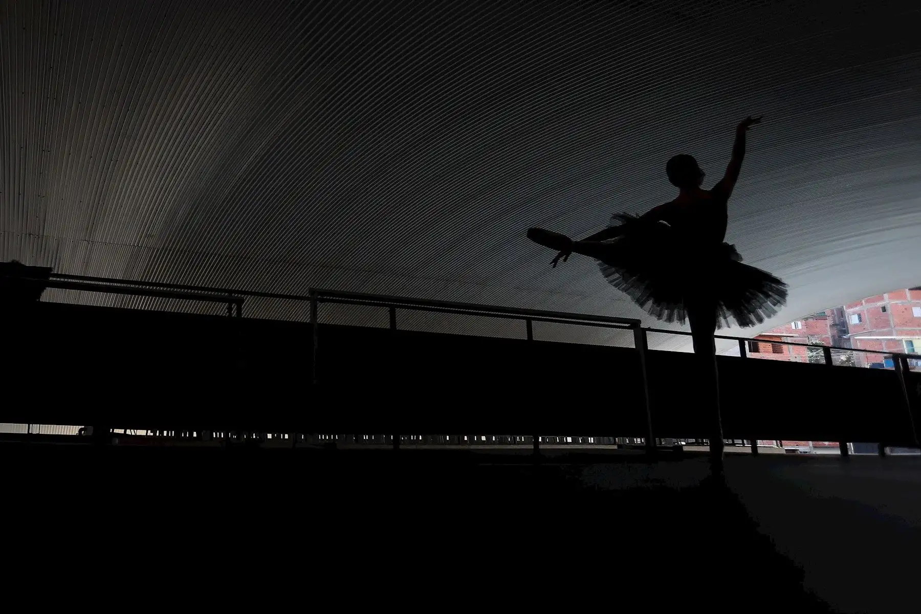 Bailarines del ballet Paraisópolis vuelven a clases después del encierro por el covid-19, con todas las medidas de seguridad en Sao Paulo (Brasil). El Ballet Paraisópolis fue fundado en 2012 por la bailarina Mónica Tarragó siendo un proyecto que ayuda a niños y jóvenes en la favela de Paraisópolis. 

Foto: EFE