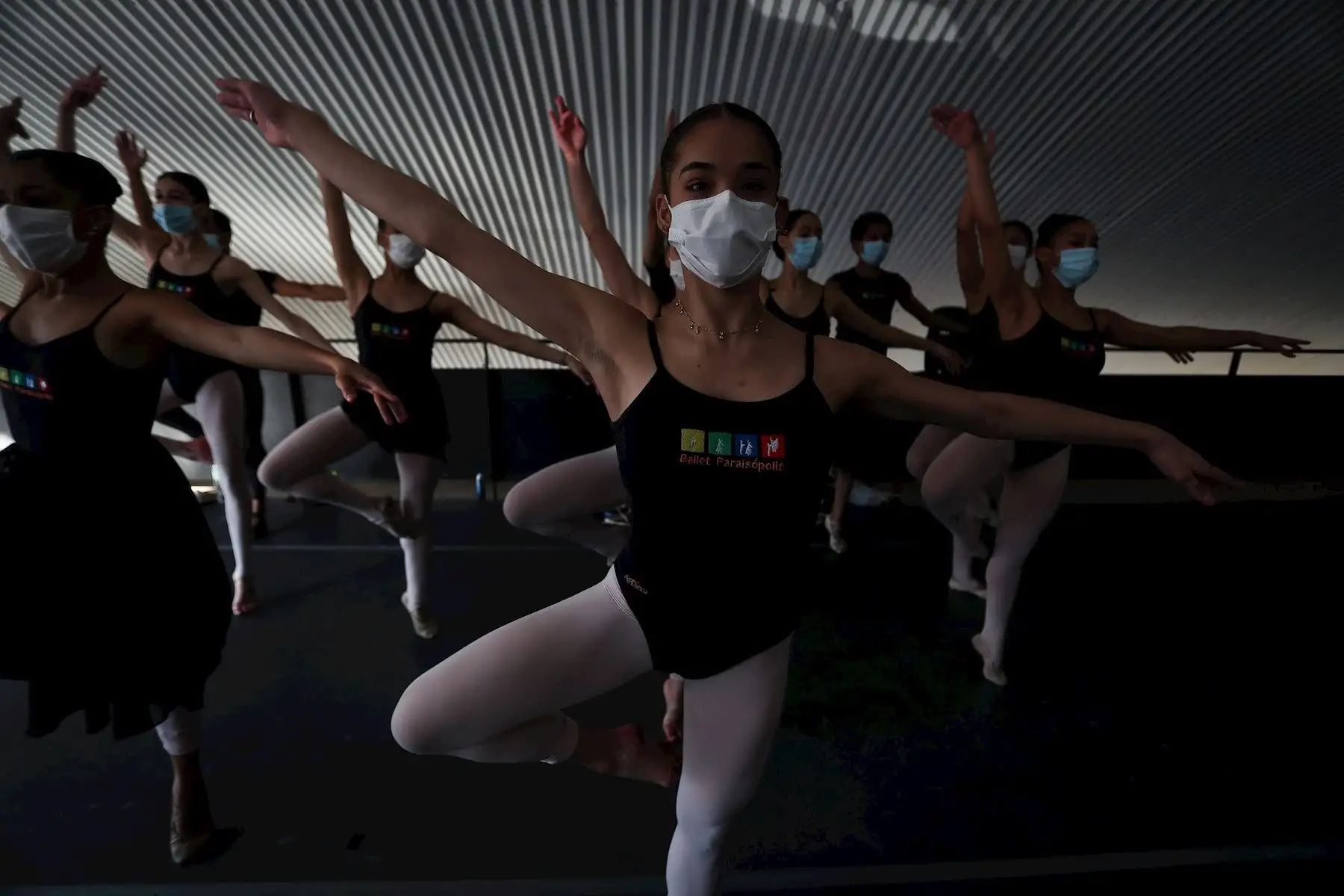 Bailarines del ballet Paraisópolis vuelven a clases después del encierro por el covid-19, con todas las medidas de seguridad en Sao Paulo (Brasil). El Ballet Paraisópolis fue fundado en 2012 por la bailarina Mónica Tarragó siendo un proyecto que ayuda a niños y jóvenes en la favela de Paraisópolis. 

Foto: EFE