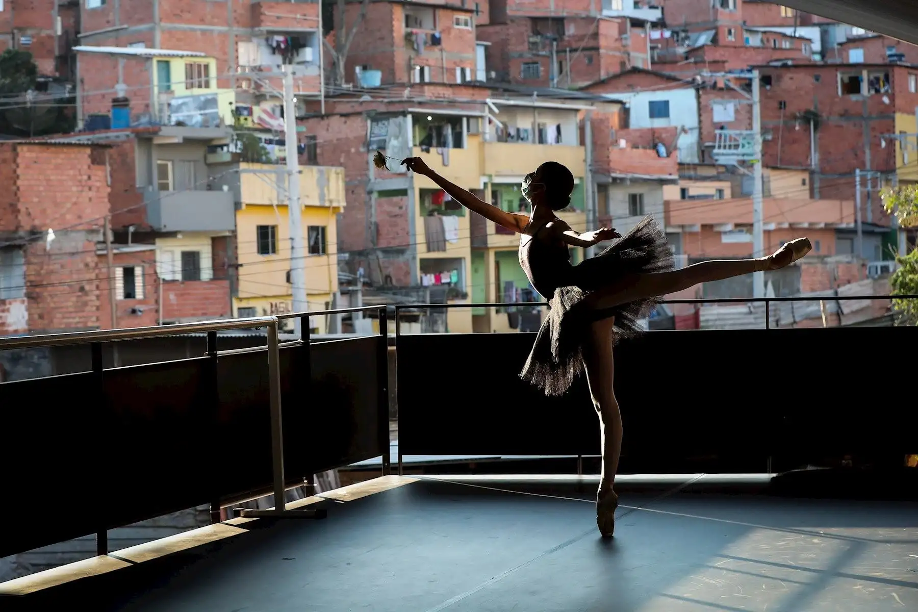 Bailarines del ballet Paraisópolis vuelven a clases después del encierro por el covid-19, con todas las medidas de seguridad en Sao Paulo (Brasil). El Ballet Paraisópolis fue fundado en 2012 por la bailarina Mónica Tarragó siendo un proyecto que ayuda a niños y jóvenes en la favela de Paraisópolis. 

Foto: EFE