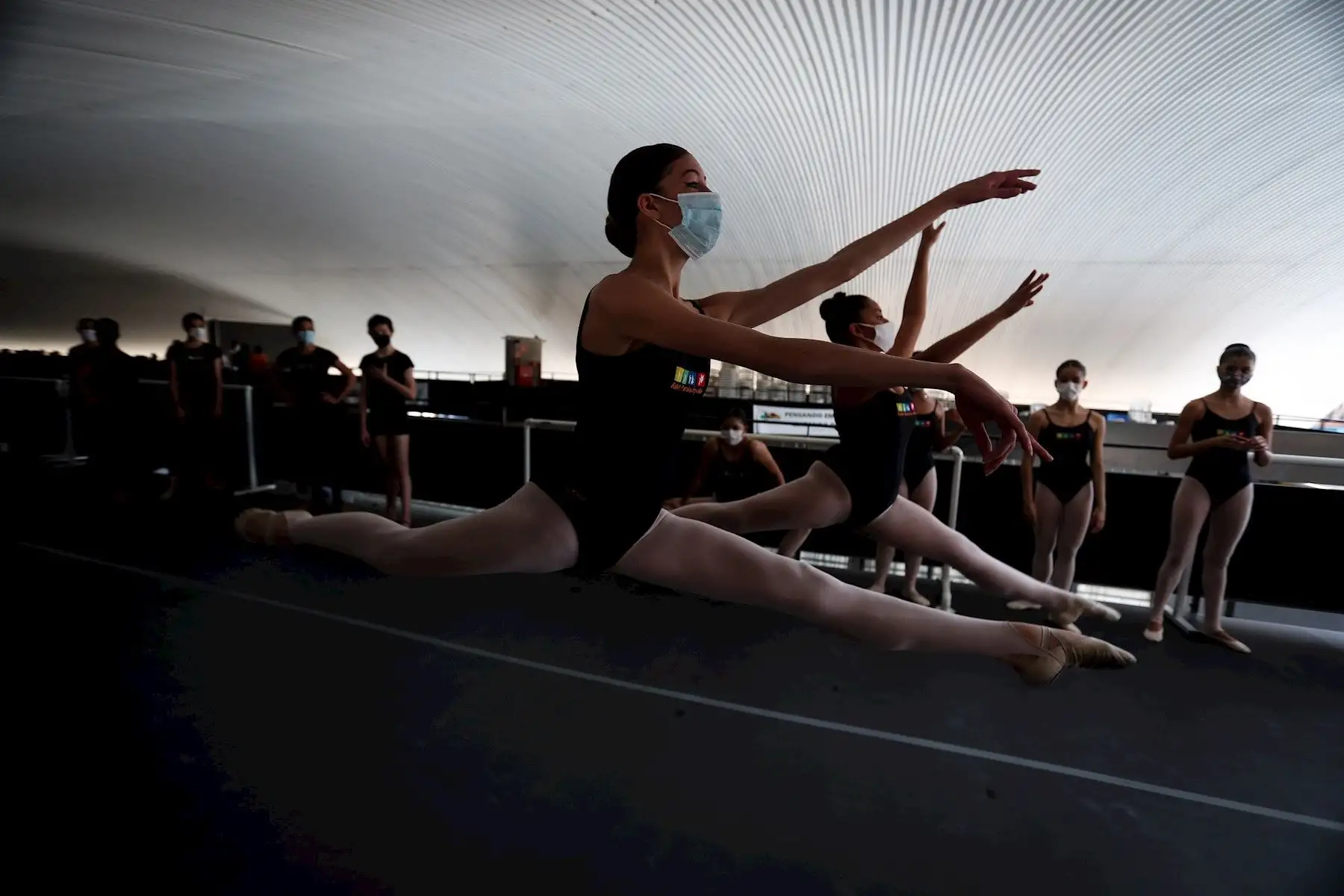 Bailarines del ballet Paraisópolis vuelven a clases después del encierro por el covid-19, con todas las medidas de seguridad en Sao Paulo (Brasil). El Ballet Paraisópolis fue fundado en 2012 por la bailarina Mónica Tarragó siendo un proyecto que ayuda a niños y jóvenes en la favela de Paraisópolis. 

Foto: EFE