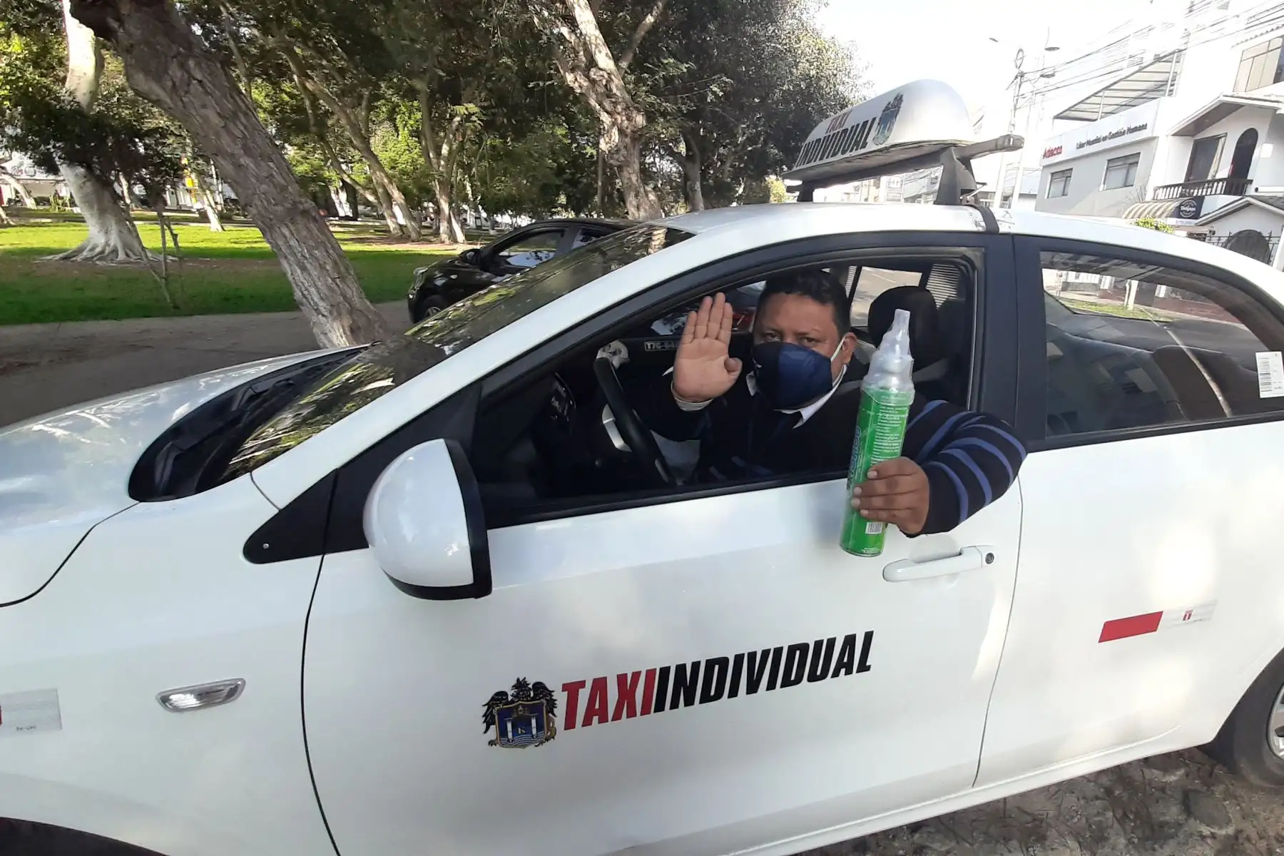 Amir Segundo Cotrina Sánchez lleva hace dos meses un tanque de oxígeno como copiloto en su taxi. Lo compró para que el covid-19 no lo deje sin aliento antes de llegar a un hospital, pero tuvo que cederlo de forma gratuita a un hombre de unos 50 años de edad que luchaba por no ahogarse en el asiento trasero de su vehículo. 

Foto: Luis Puell
