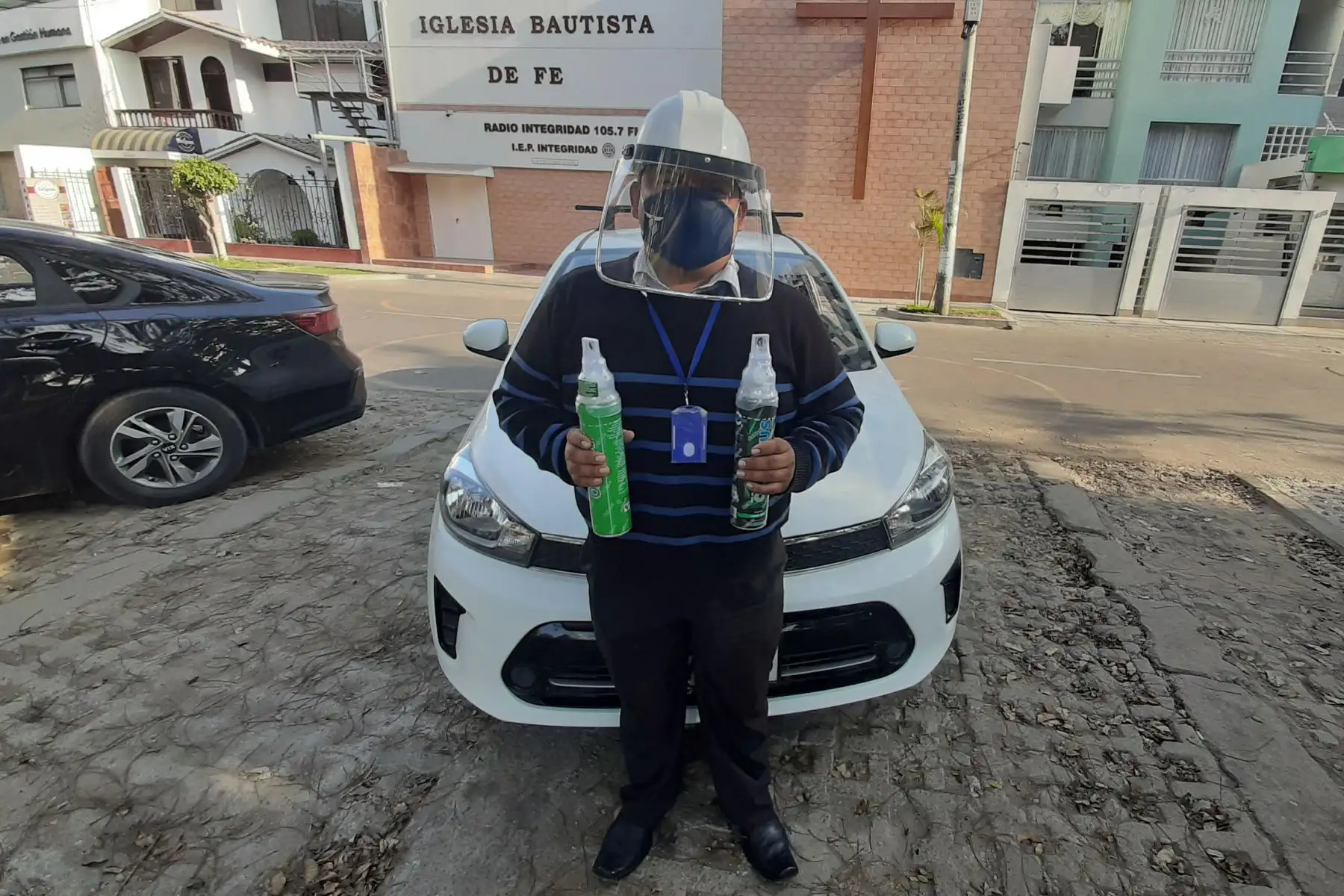 La tos, la boca de pez y la mirada perdida hacia arriba le hicieron suponer a Cotrina que su pasajero necesitaba ayuda, y sin pensarlo dos veces le ofreció su balón de 8 metros cúbicos de oxígeno comprimido. Fueron necesarias 15 inhalaciones para que aquel hombre se estabilice y pueda llegar hasta una clínica para ser atendido, porque en el hospital se la habían negado.

Foto: Luis Puell
