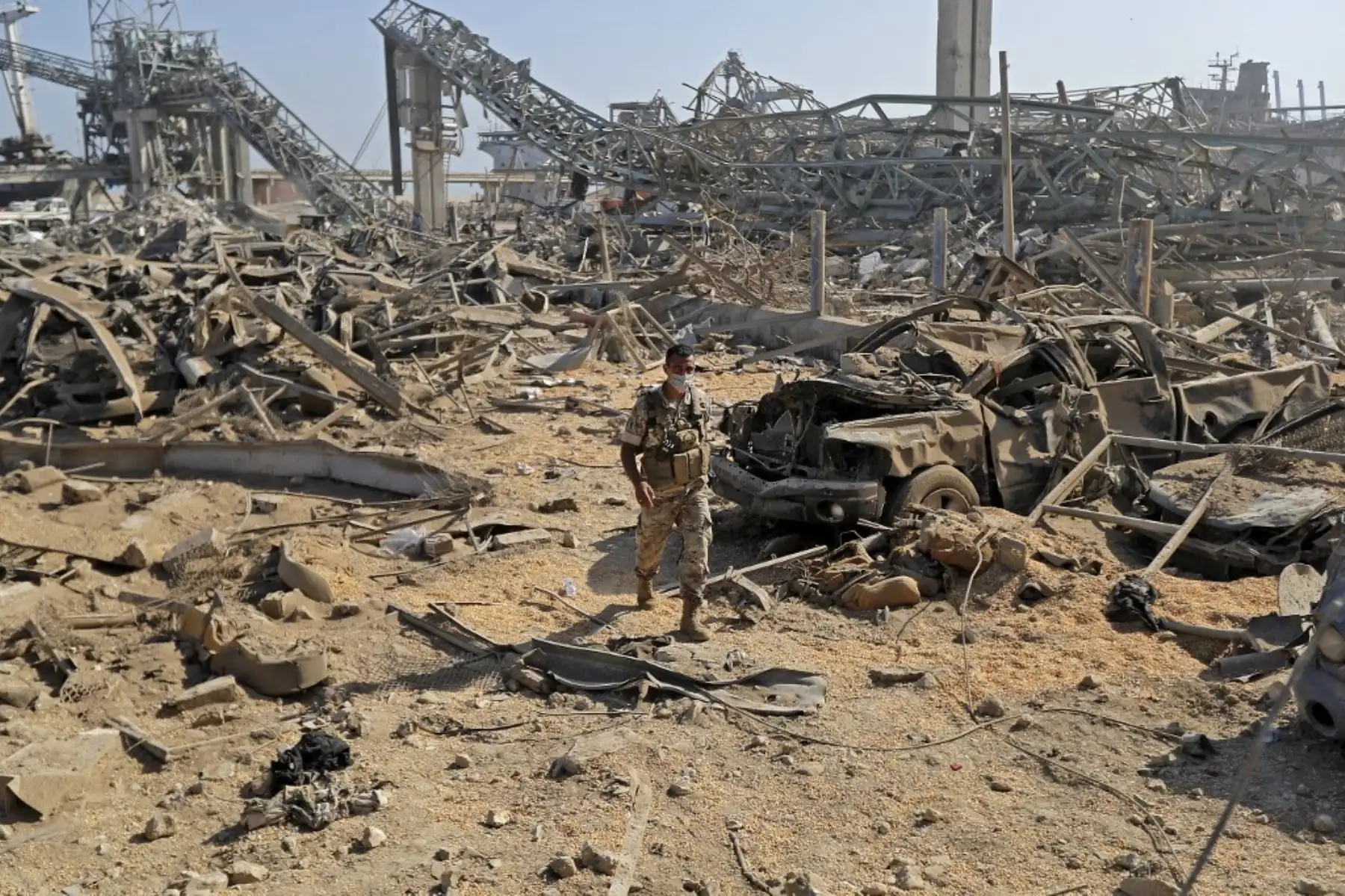 Un soldado del ejército libanés camina entre los escombros en el puerto de Beirut el 7 de agosto de 2020, tres días después de una explosión masiva que sacudió la capital libanesa. Foto: AFP