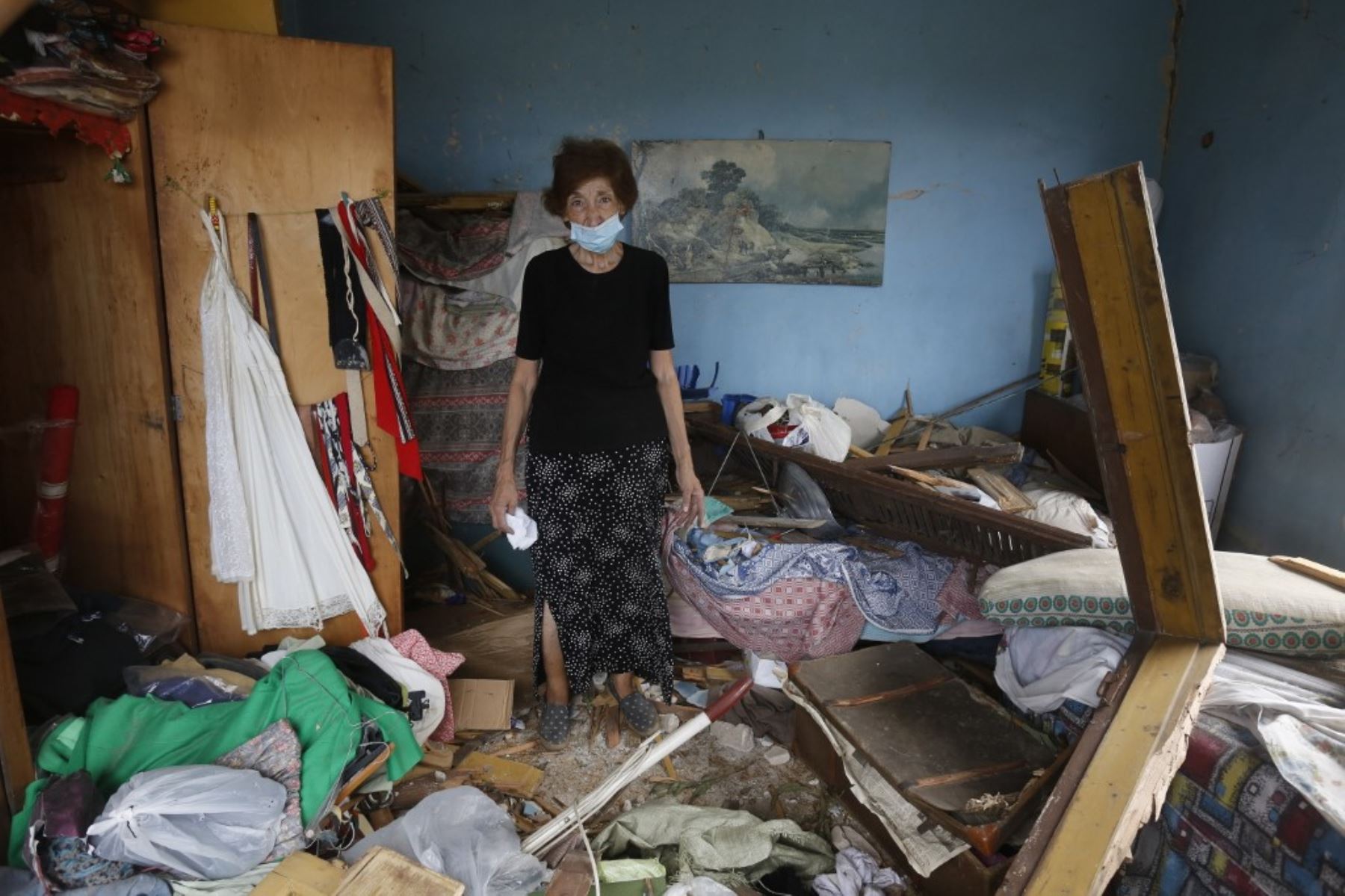 Una mujer se encuentra entre los escombros en su casa dañada en la capital libanesa de Beirut. Foto: AFP