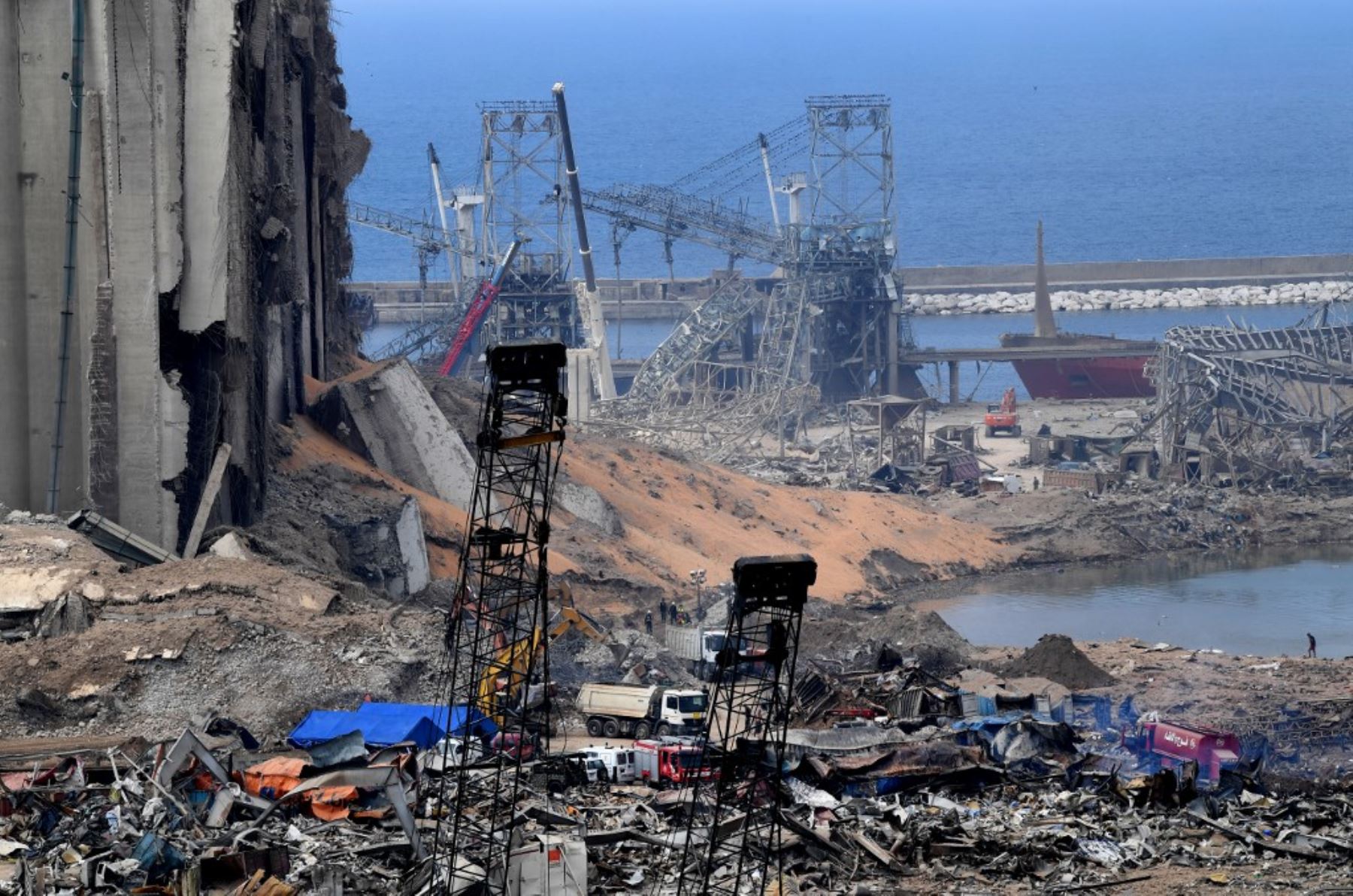 Una fotografía tomada el 7 de agosto de 2020 muestra una vista de silos de grano destruidos en medio de la devastación en el puerto de Beirut, el lugar de una explosión masiva que sacudió la capital libanesa. Foto: AFP