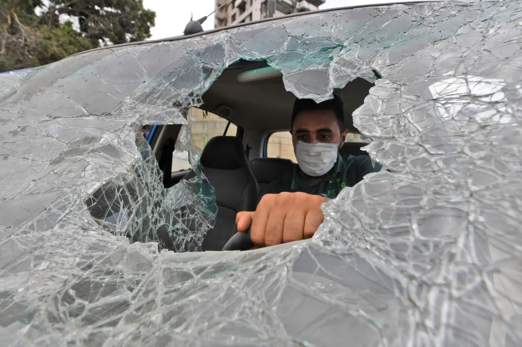 Un hombre libanés retira su automóvil dañado de una zona devastada cerca del puerto de Beirut. Foto: AFP
