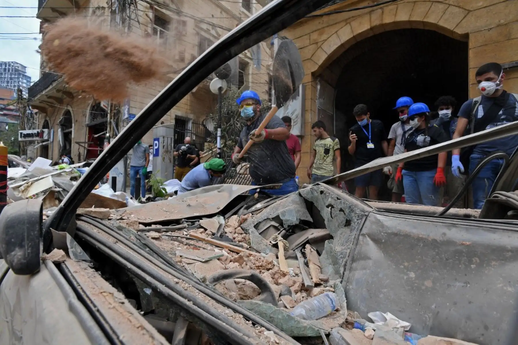 Voluntarios libaneses limpian los escombros en el devastado vecindario de Gemmayzeh, el 7 de agosto de 2020, luego de una explosión masiva que sacudió la capital Beirut. Foto: AFP