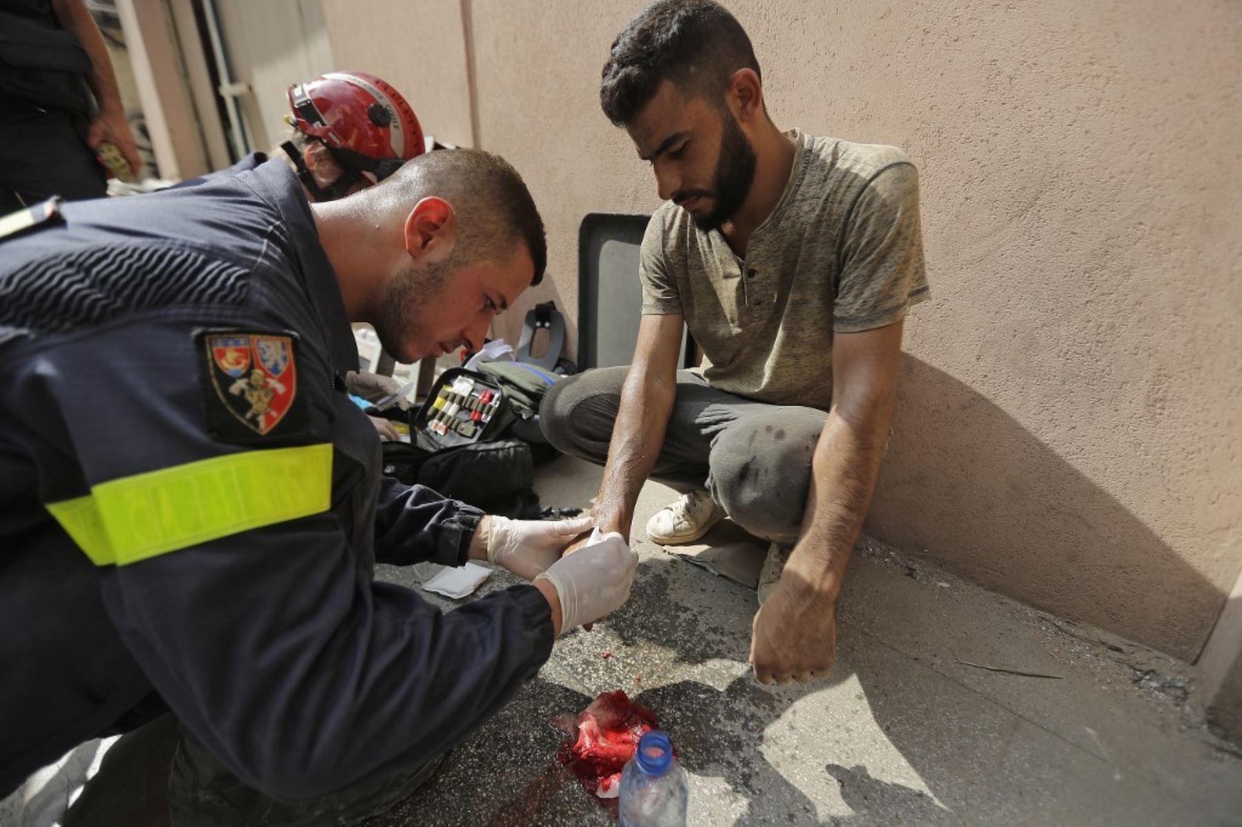 Un rescatador francés trata a un voluntario libanés en el vecindario Gemayzeh de Beirut. Foto: AFP