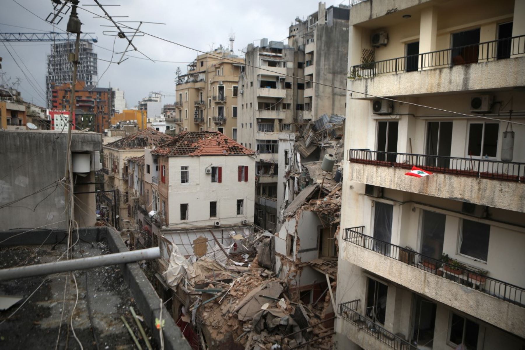 Los edificios dañados se muestran en el vecindario de Mar Mikhael en Beirut el 7 de agosto de 2020, tres días después de una explosión masiva en el puerto de la capital libanesa. Foto: AFP