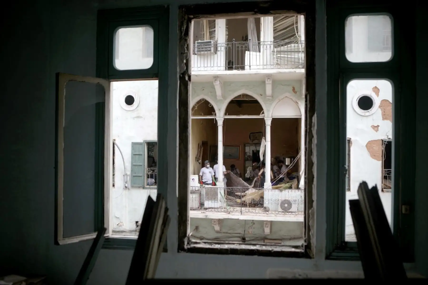 Miembros de la sociedad civil libanesa limpian un departamento dañado en el vecindario de Mar Mikhael, en Beirut, el 7 de agosto de 2020, tres días después de una explosión masiva en el puerto de la capital libanesa. Foto: AFP