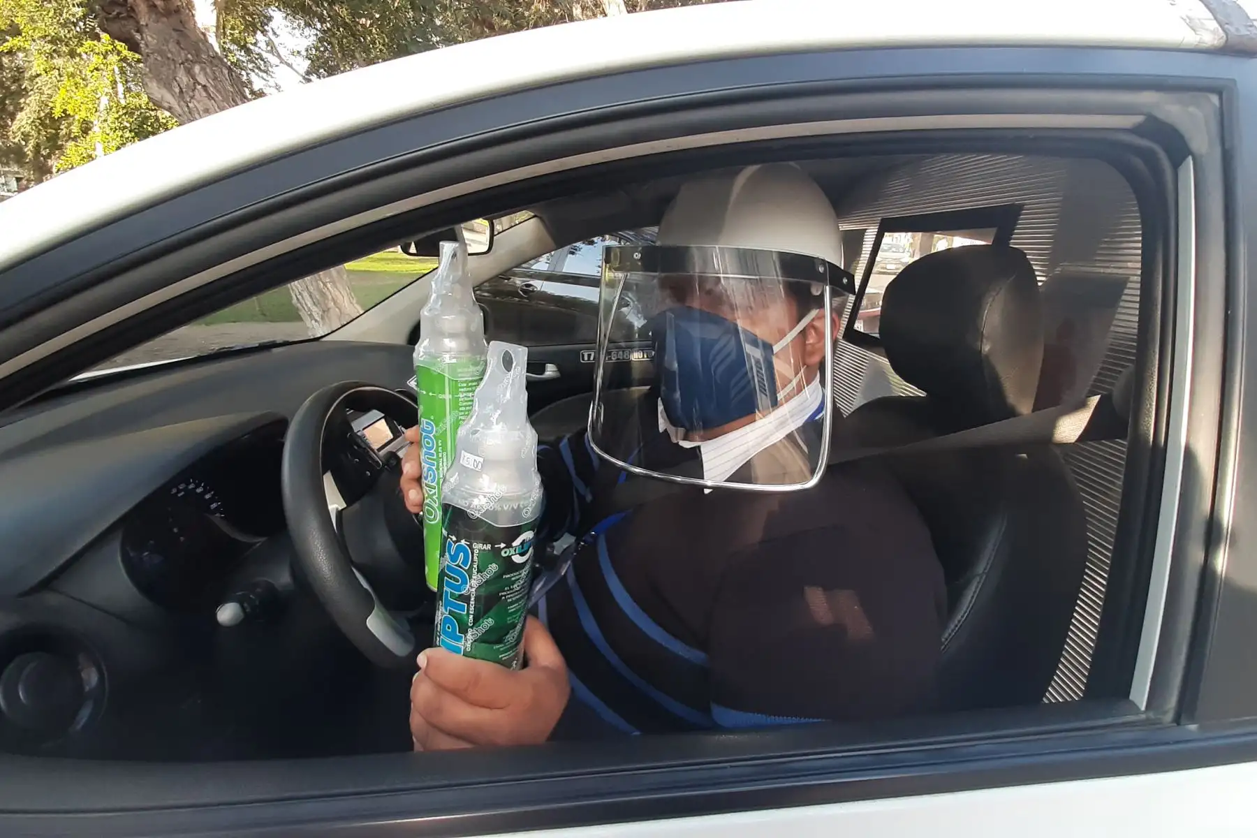 Los rumores sobre aquel héroe del volante se esparcieron por Trujillo, y pronto empezó a recibir llamadas para que auxilie a otras personas en sus viviendas. Las colas para adquirir oxígeno ya eran noticia a nivel nacional.. 

Foto: Luis Puell