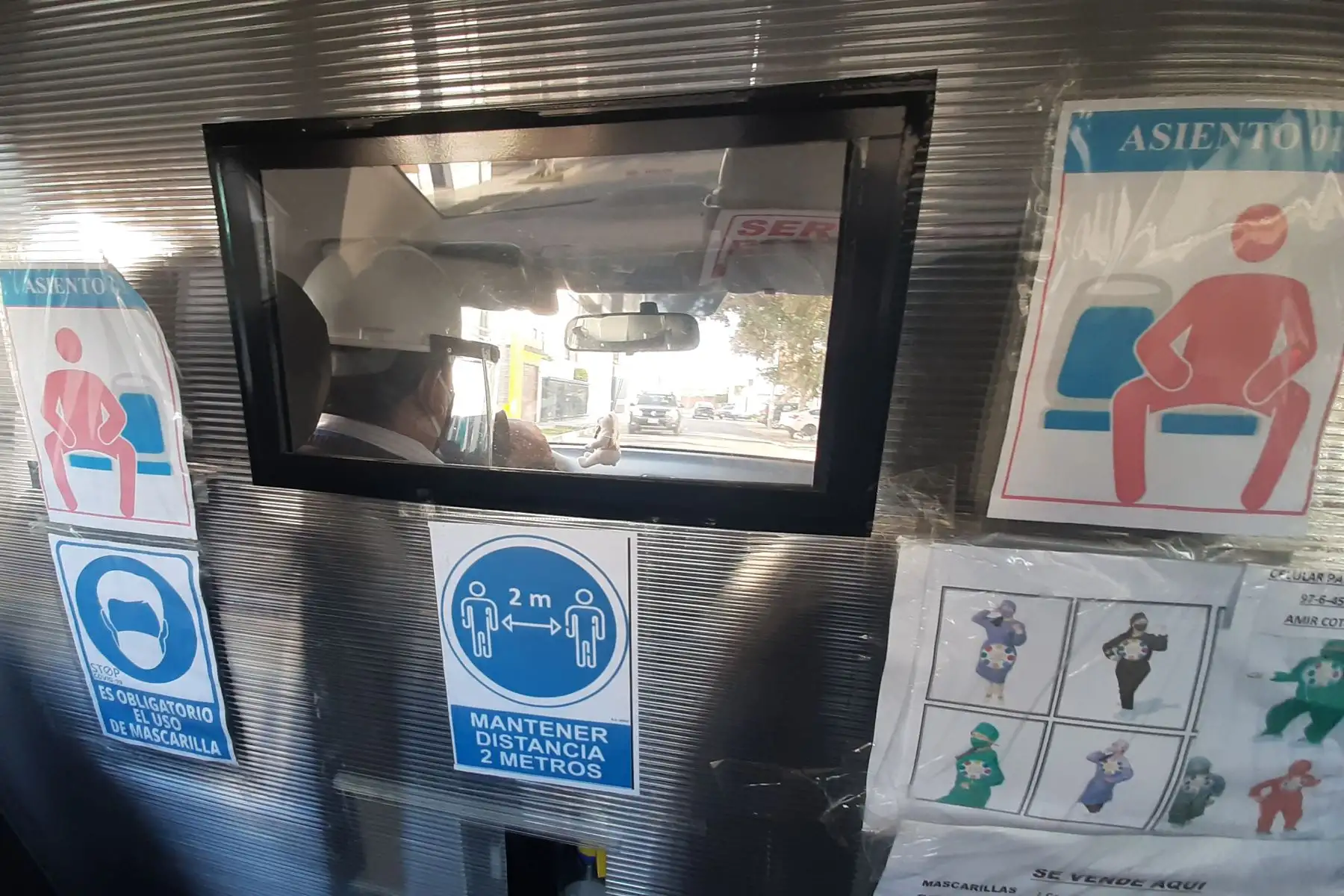 Los rumores sobre aquel héroe del volante se esparcieron por Trujillo, y pronto empezó a recibir llamadas para que auxilie a otras personas en sus viviendas. Las colas para adquirir oxígeno ya eran noticia a nivel nacional.. 

Foto: Luis Puell