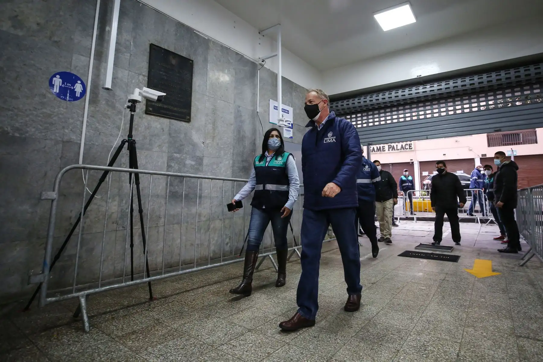 Alcalde Jorge Muñoz entregó cascos de vida a trabajadores del mercado municipal Ramón Castilla. Foto: MML