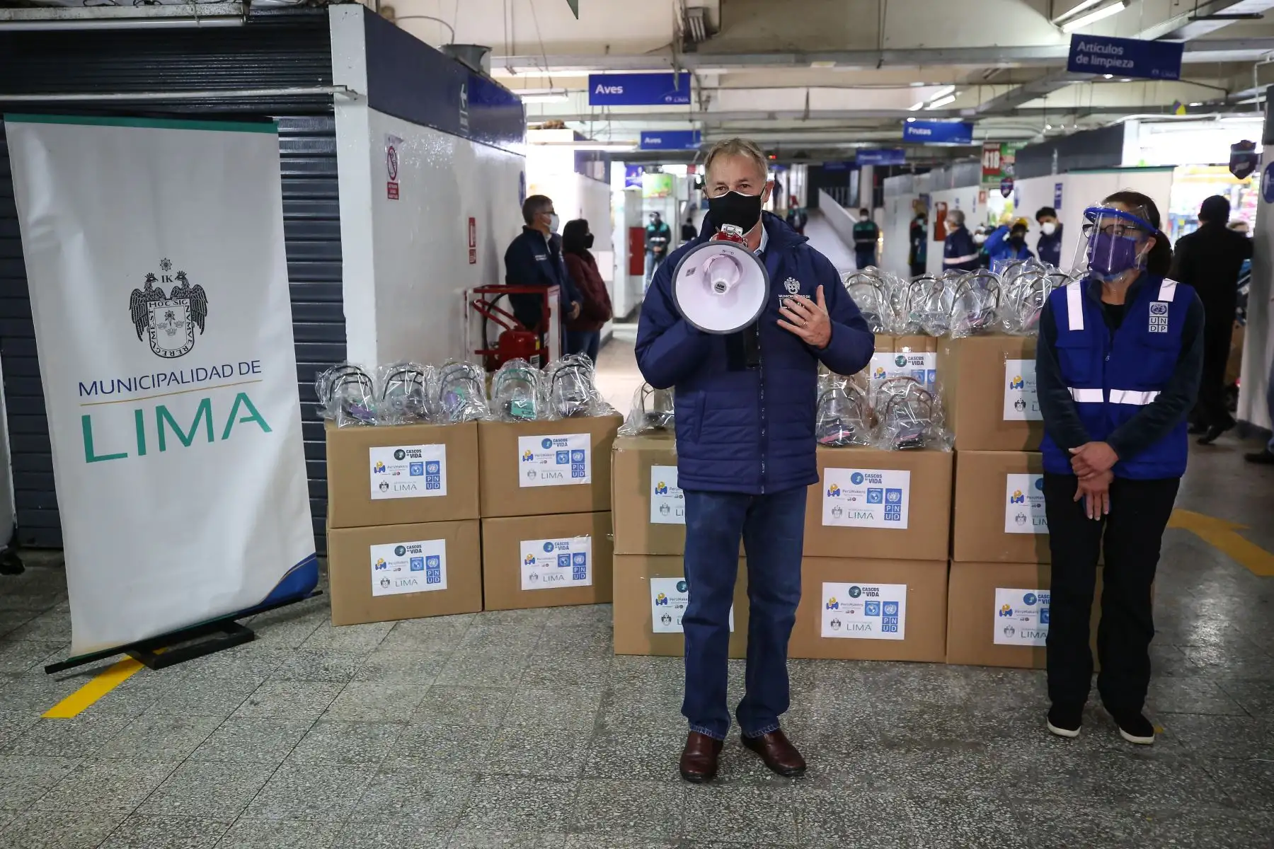 Alcalde Jorge Muñoz entregó cascos de vida a trabajadores del mercado municipal Ramón Castilla. Foto: MML