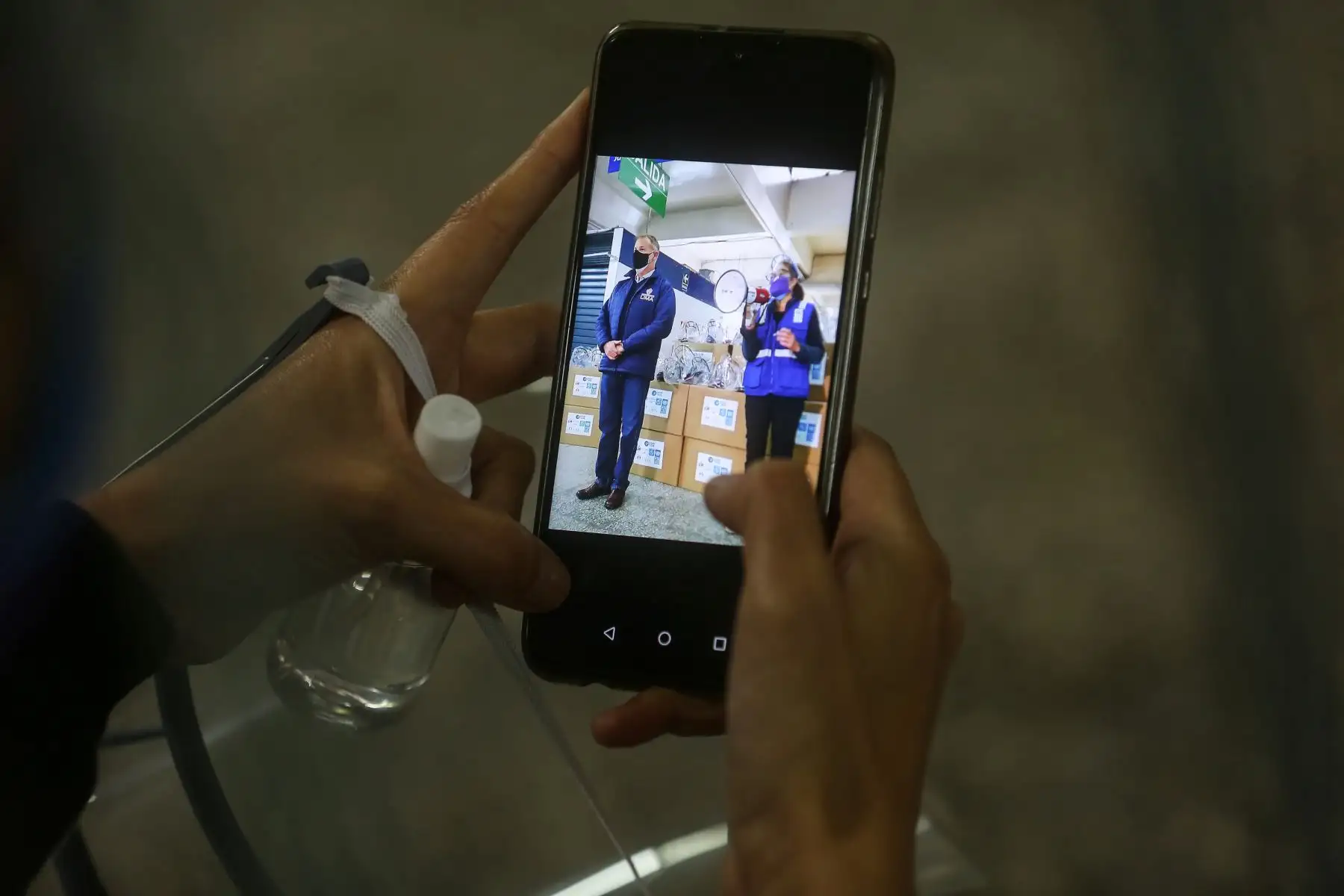 Alcalde Jorge Muñoz entregó cascos de vida a trabajadores del mercado municipal Ramón Castilla. Foto: MML