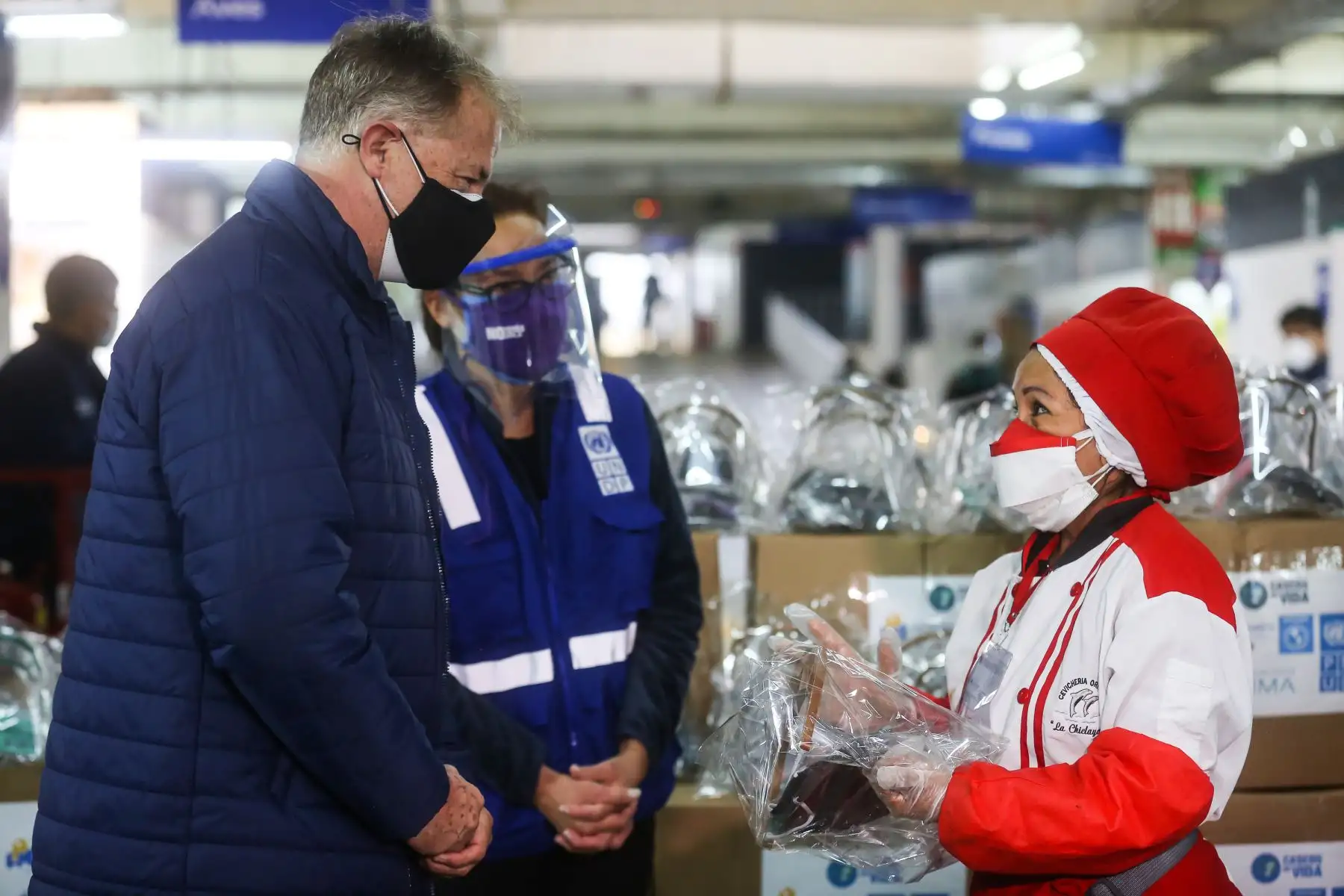 Alcalde Jorge Muñoz entregó cascos de vida a trabajadores del mercado municipal Ramón Castilla. Foto: MML