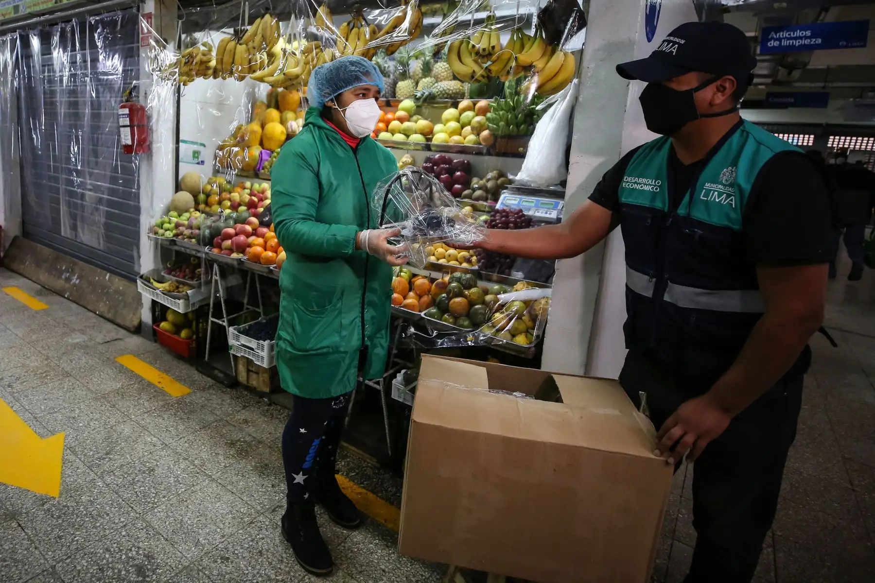 Alcalde Jorge Muñoz entregó cascos de vida a trabajadores del mercado municipal Ramón Castilla. Foto: MML