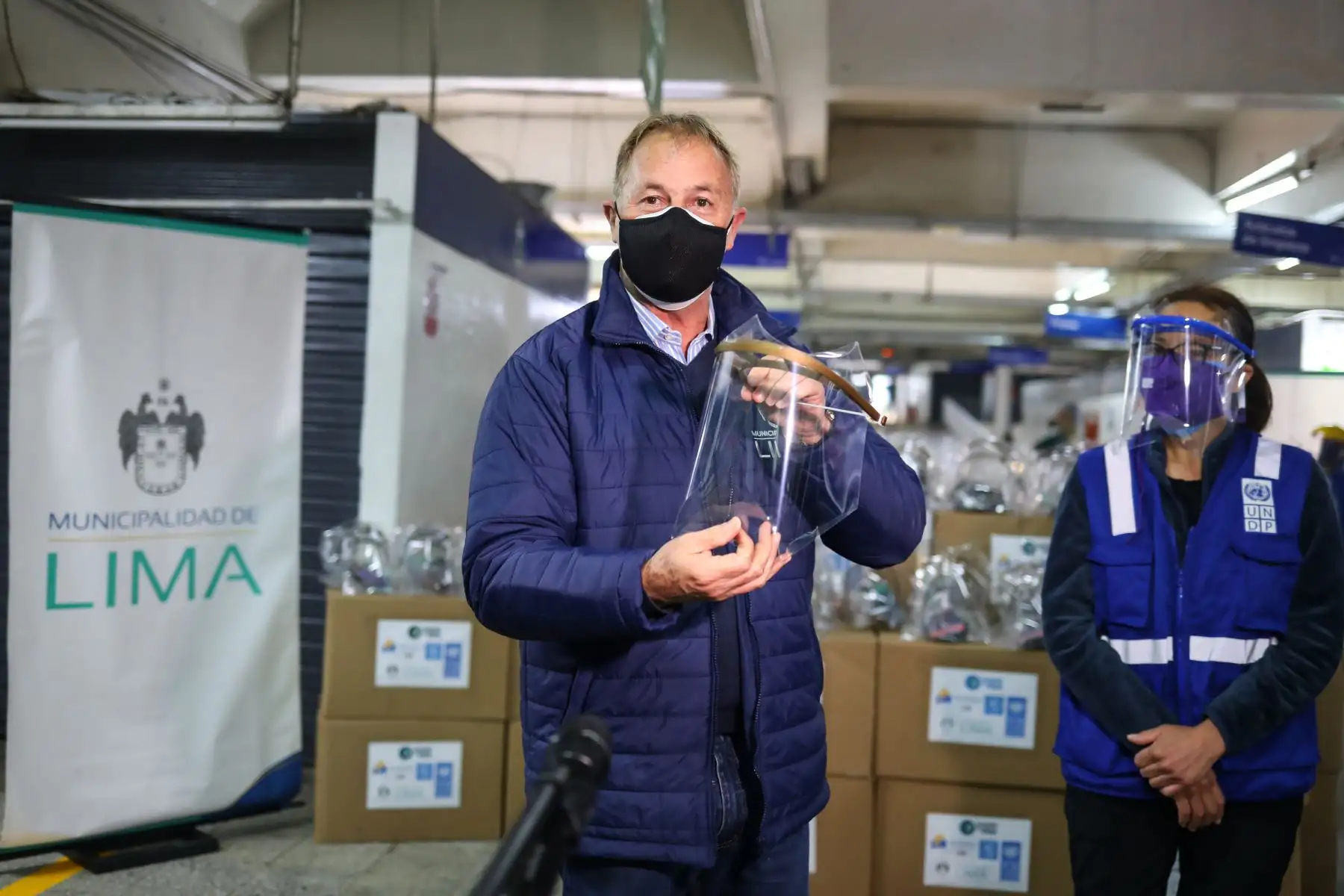 Alcalde Jorge Muñoz entregó cascos de vida a trabajadores del mercado municipal Ramón Castilla. Foto: MML