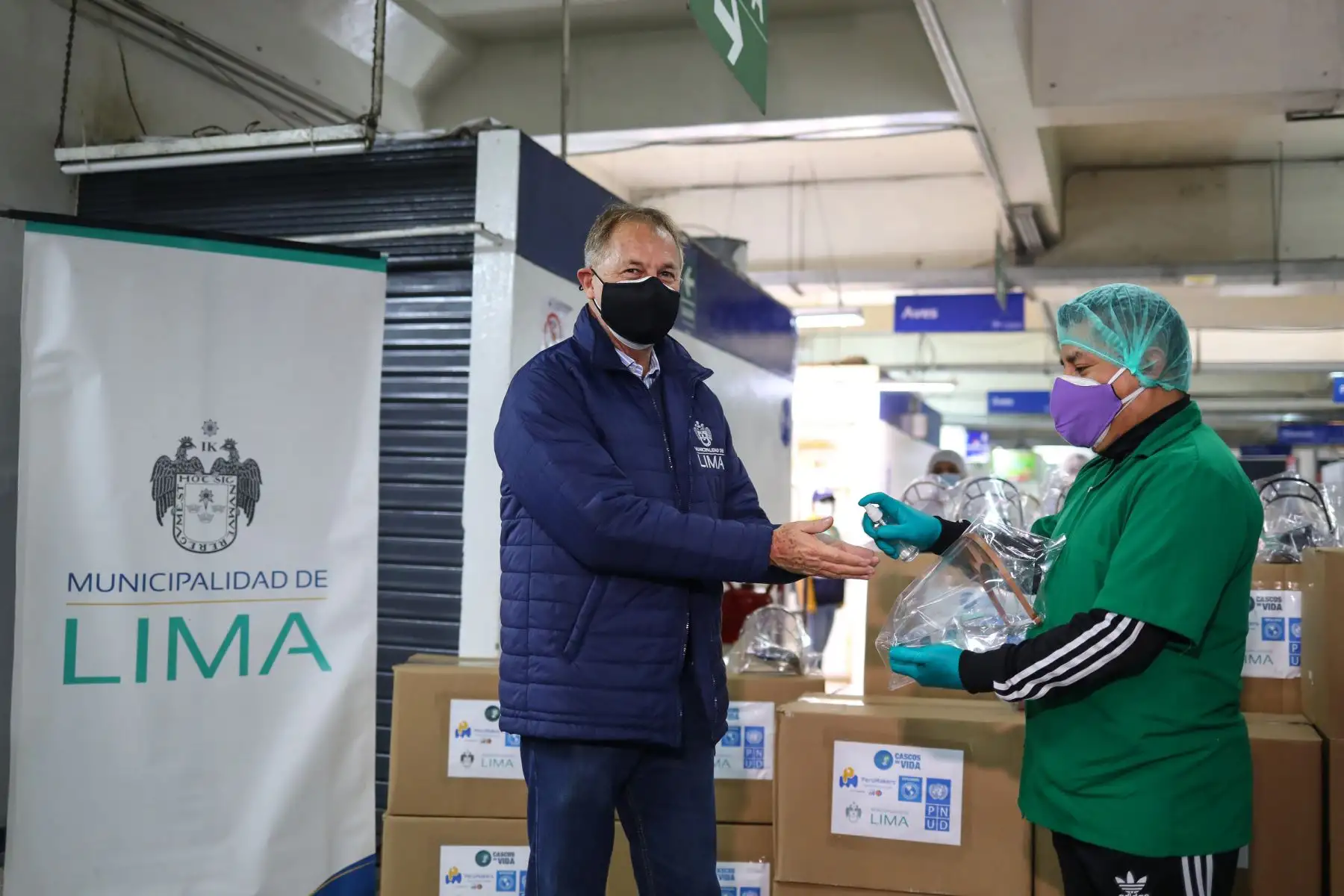 Alcalde Jorge Muñoz entregó cascos de vida a trabajadores del mercado municipal Ramón Castilla. Foto: MML