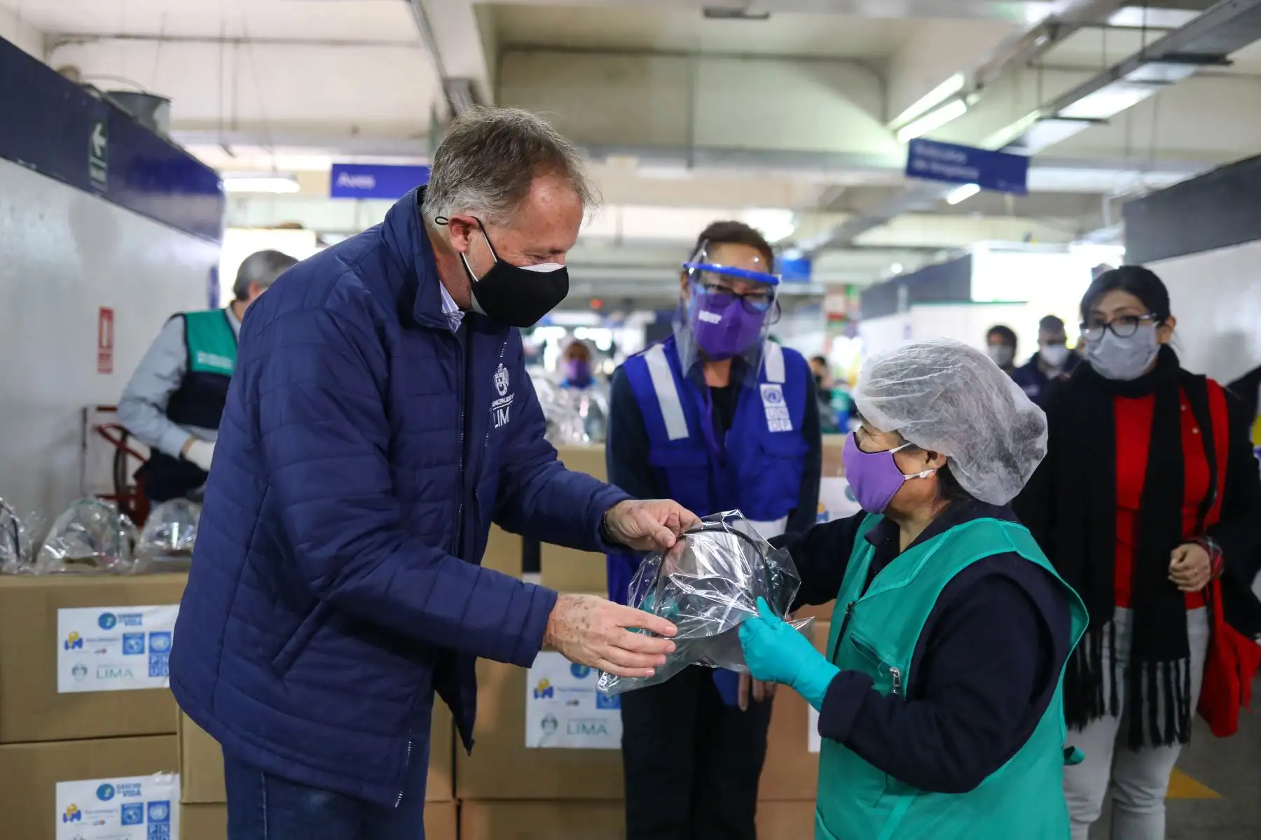 Alcalde Jorge Muñoz entregó cascos de vida a trabajadores del mercado municipal Ramón Castilla. Foto: MML