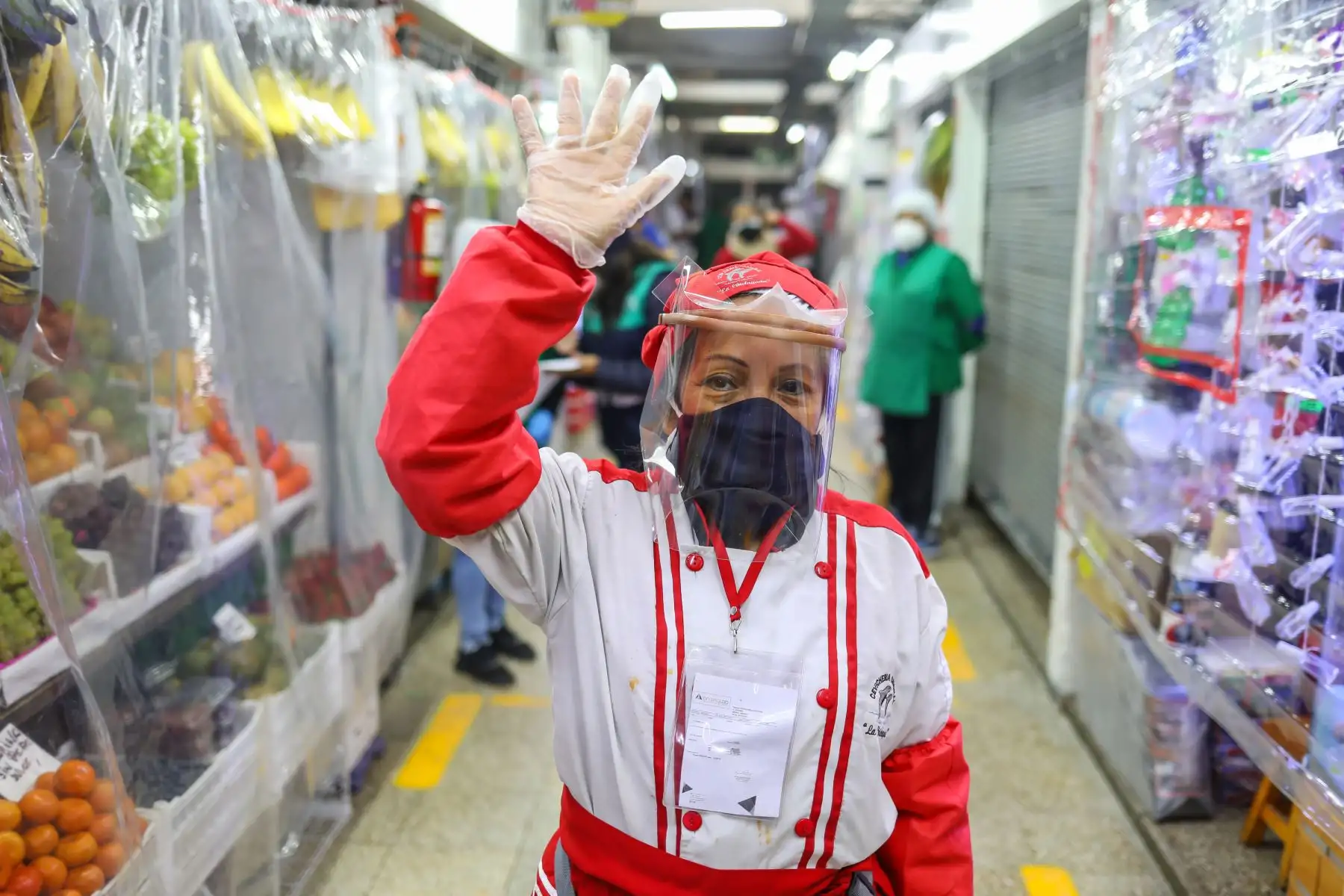 Alcalde Jorge Muñoz entregó cascos de vida a trabajadores del mercado municipal Ramón Castilla. Foto: MML