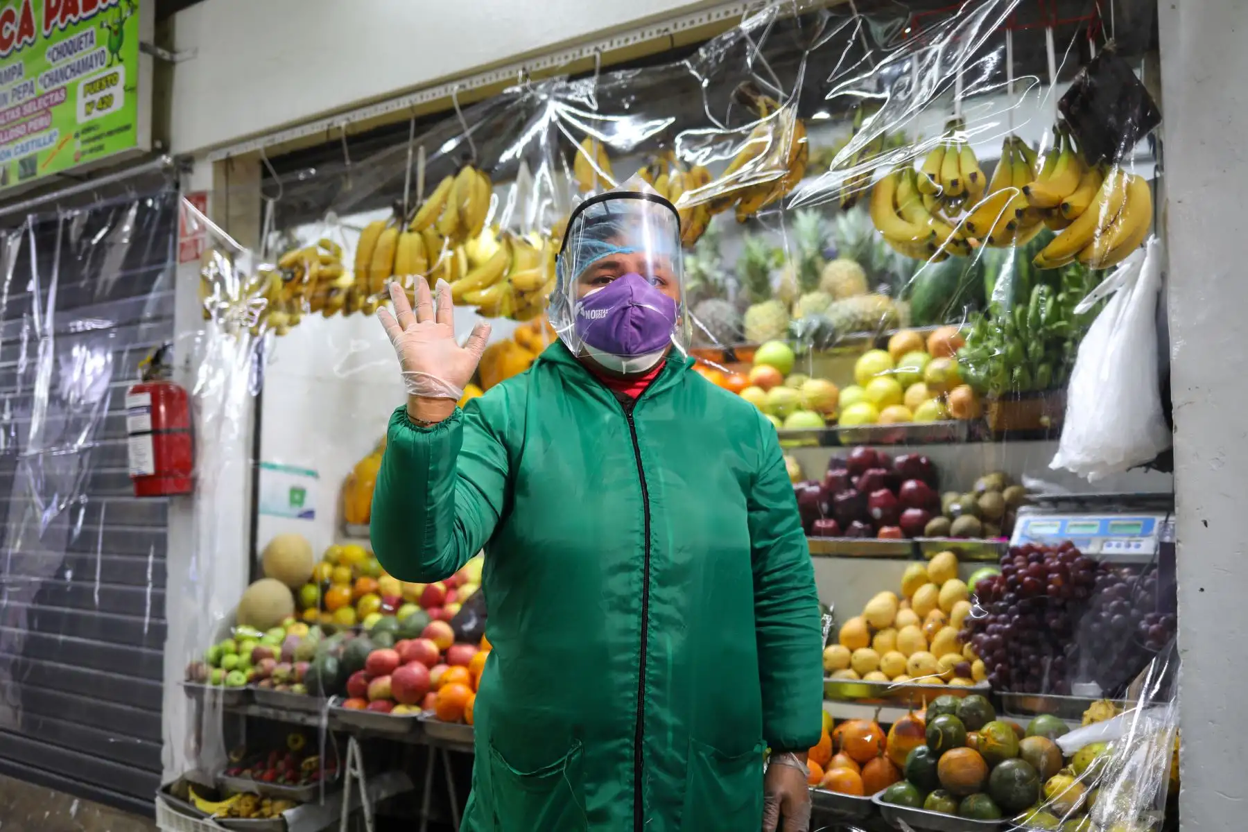 Alcalde Jorge Muñoz entregó cascos de vida a trabajadores del mercado municipal Ramón Castilla. Foto: MML