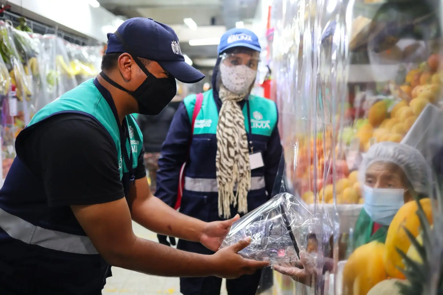 Alcalde Jorge Muñoz entregó cascos de vida a trabajadores del mercado municipal Ramón Castilla. Foto: MML