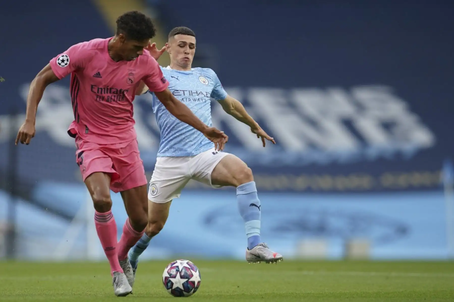 El defensor francés del Real Madrid Raphael Varane  lucha por el balón con el centrocampista inglés del Manchester City Phil Foden durante los octavos de final de la Liga de Campeones de la UEFA .Foto:AFP