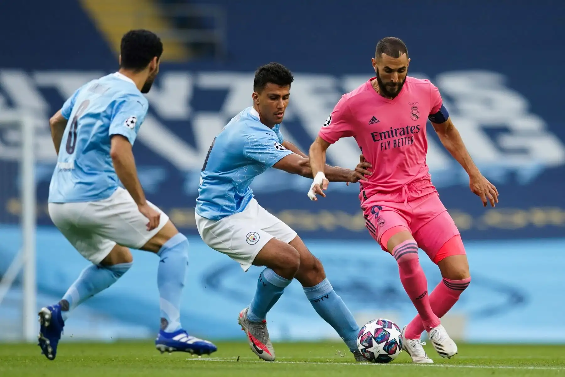 El delantero francés del Real Madrid, Karim Benzema, lucha por el balón con el centrocampista español del Manchester City Rodri durante la ronda de la Liga de Campeones de la UEFA .Foto:AFP