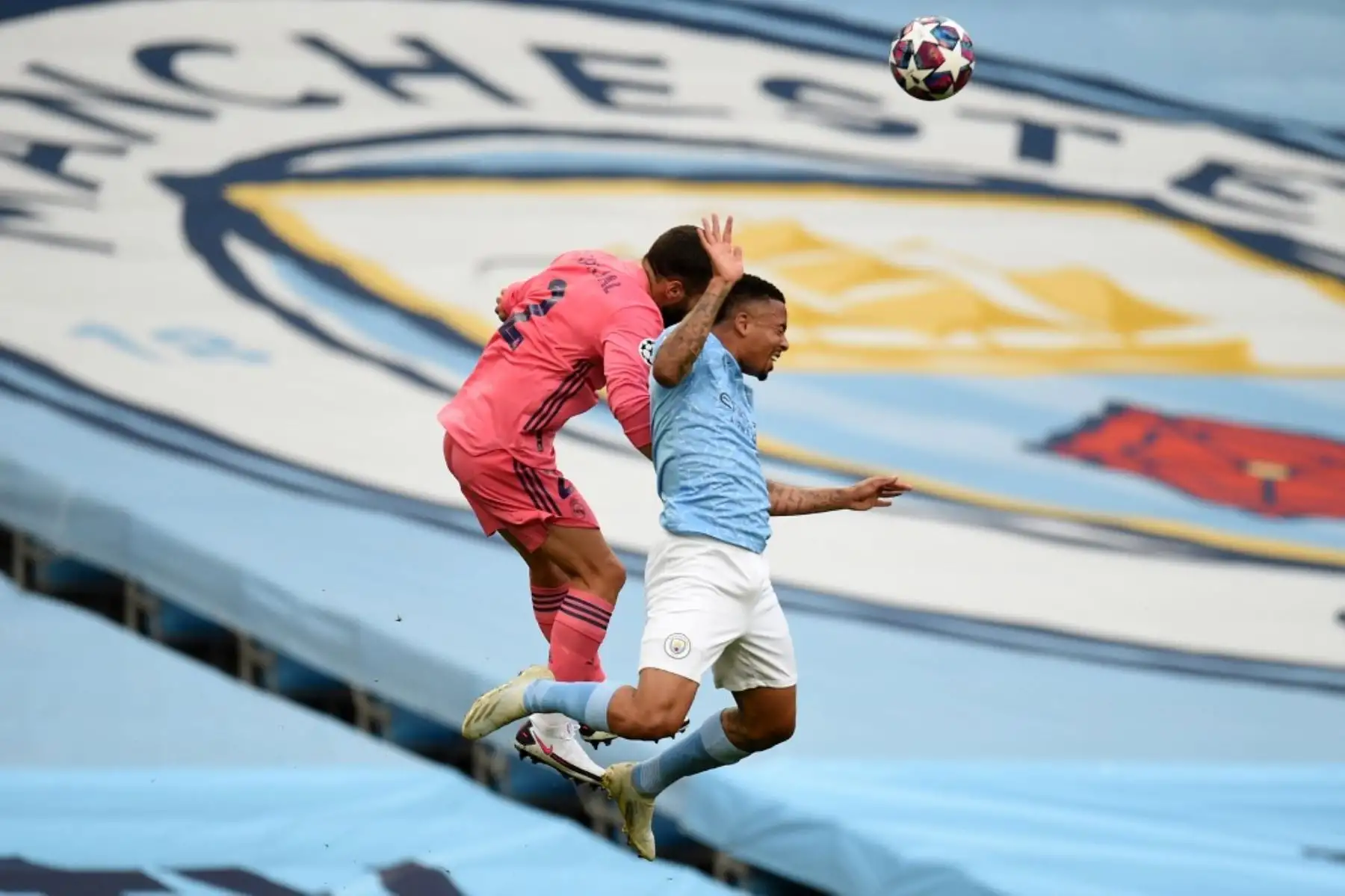El defensor español del Real Madrid Dani Carvajal compite para cabecear el balón contra el delantero brasileño del Manchester City Gabriel Jesus durante la ronda de la Liga de Campeones de la UEFA.Foto:AFP