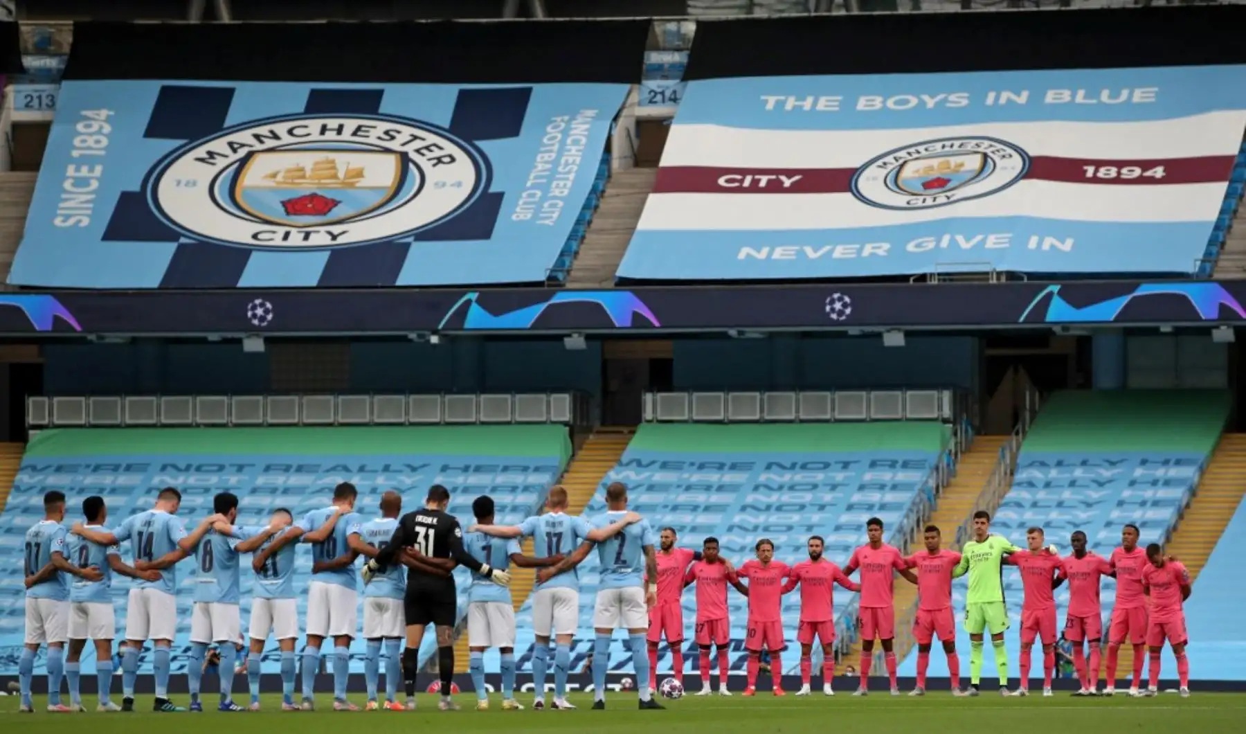 Los jugadores hacen una pausa para un minuto de silencio por las víctimas de la pandemia COVID-19, durante la ronda de la Liga de Campeones de la UEFA.Foto:AFP