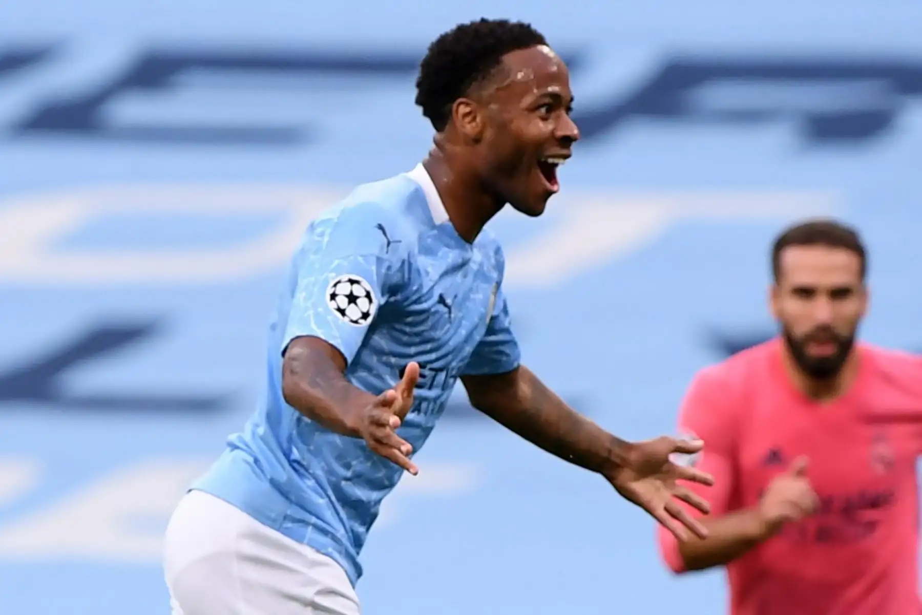 El centrocampista inglés del Manchester City Raheem Sterling  celebra el gol de apertura durante la ronda de la Liga de Campeones de la UEFA.Foto:AFP