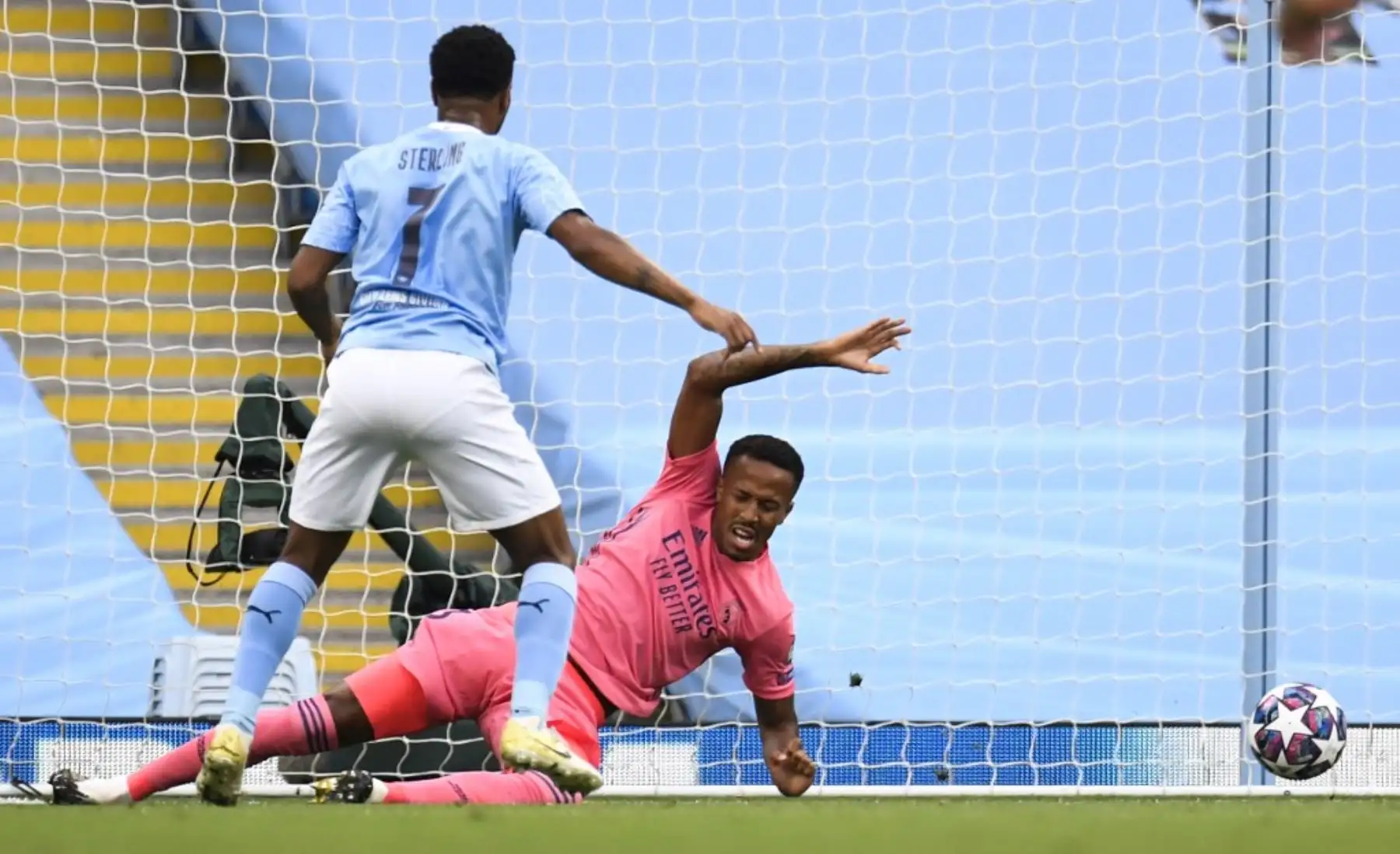 El mediocampista inglés del Manchester City, Raheem Sterling, dispara y marca un gol  al real Madrid, durante la ronda de la Liga de Campeones de la UEFA.Foto:AFP