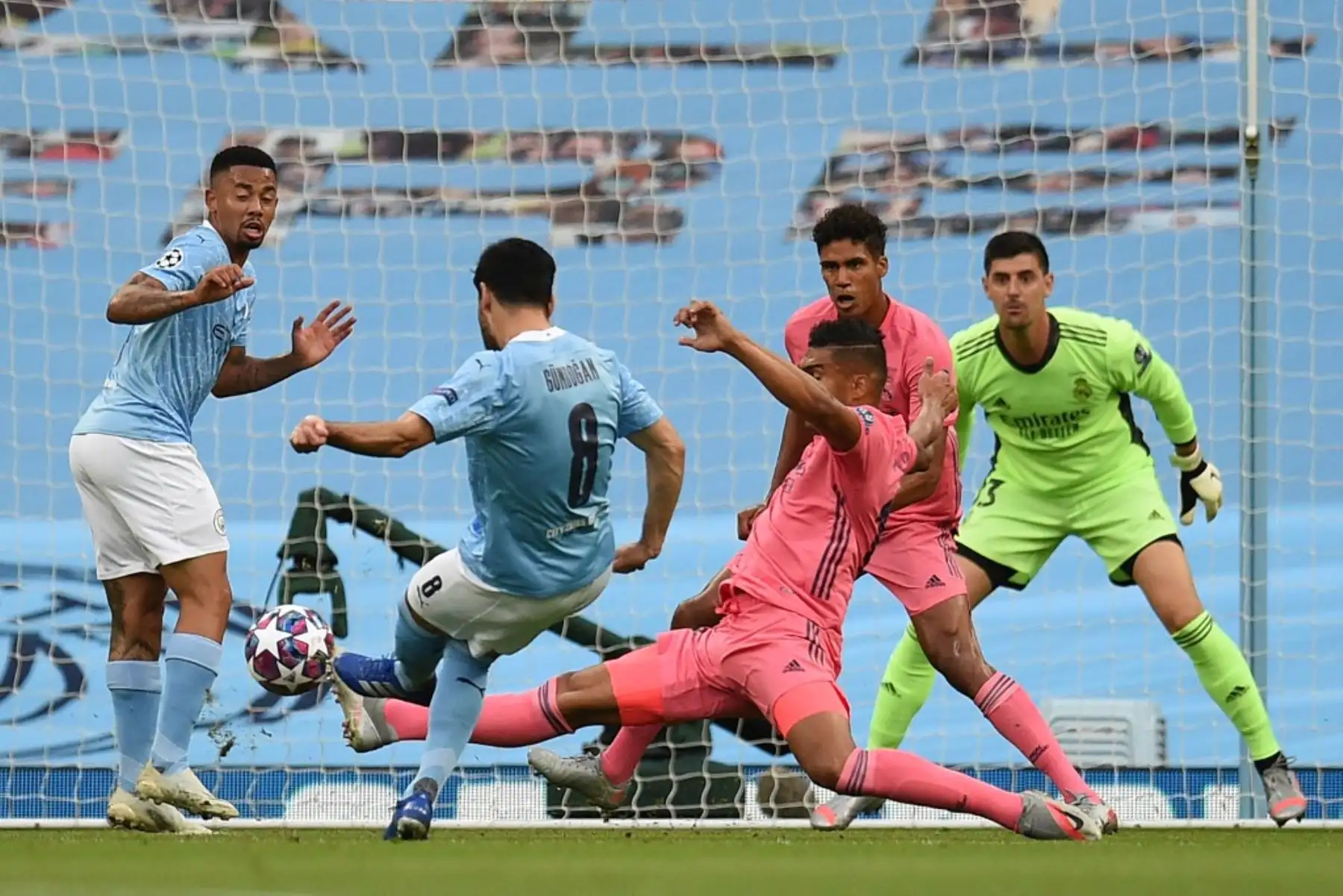El mediocampista alemán del Manchester City, Ilkay Gundogan  dispara pero no anota durante la ronda de la Liga de Campeones de la UEFA.Foto:AFP