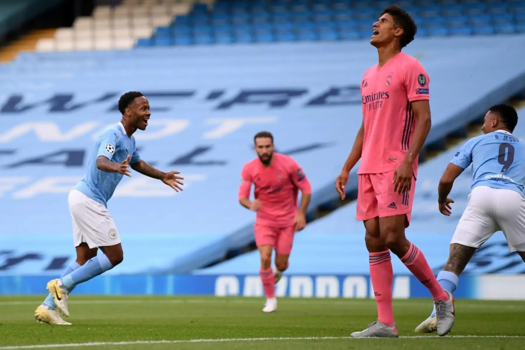 El centrocampista inglés del Manchester City Raheem Sterling  celebra el gol de apertura durante la ronda de la Liga de Campeones de la UEFA .Foto:AFP