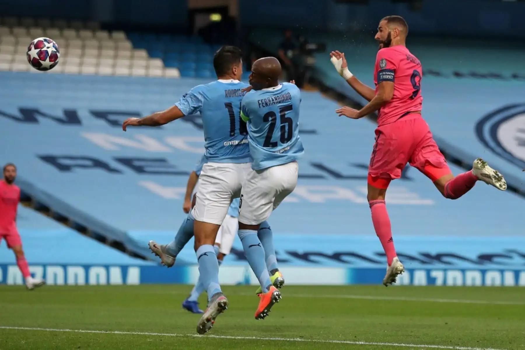 El delantero francés del Real Madrid, Karim Benzema, anota el gol del empate durante la ronda de la Liga de Campeones de la UEFA, en el Estadio Etihad en Manchester Inglaterra.
Foto:AFP