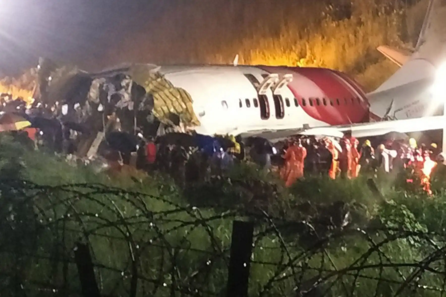 Socorristas inspeccionan los restos de un avión de Air India Express, que transportaba a más de 190 pasajeros y tripulantes desde Dubai. Al menos 17 personas murieron y otras 15 resultaron gravemente heridas cuando un avión de pasajeros patinó fuera de la pista  en la India. 

Foto: AFP