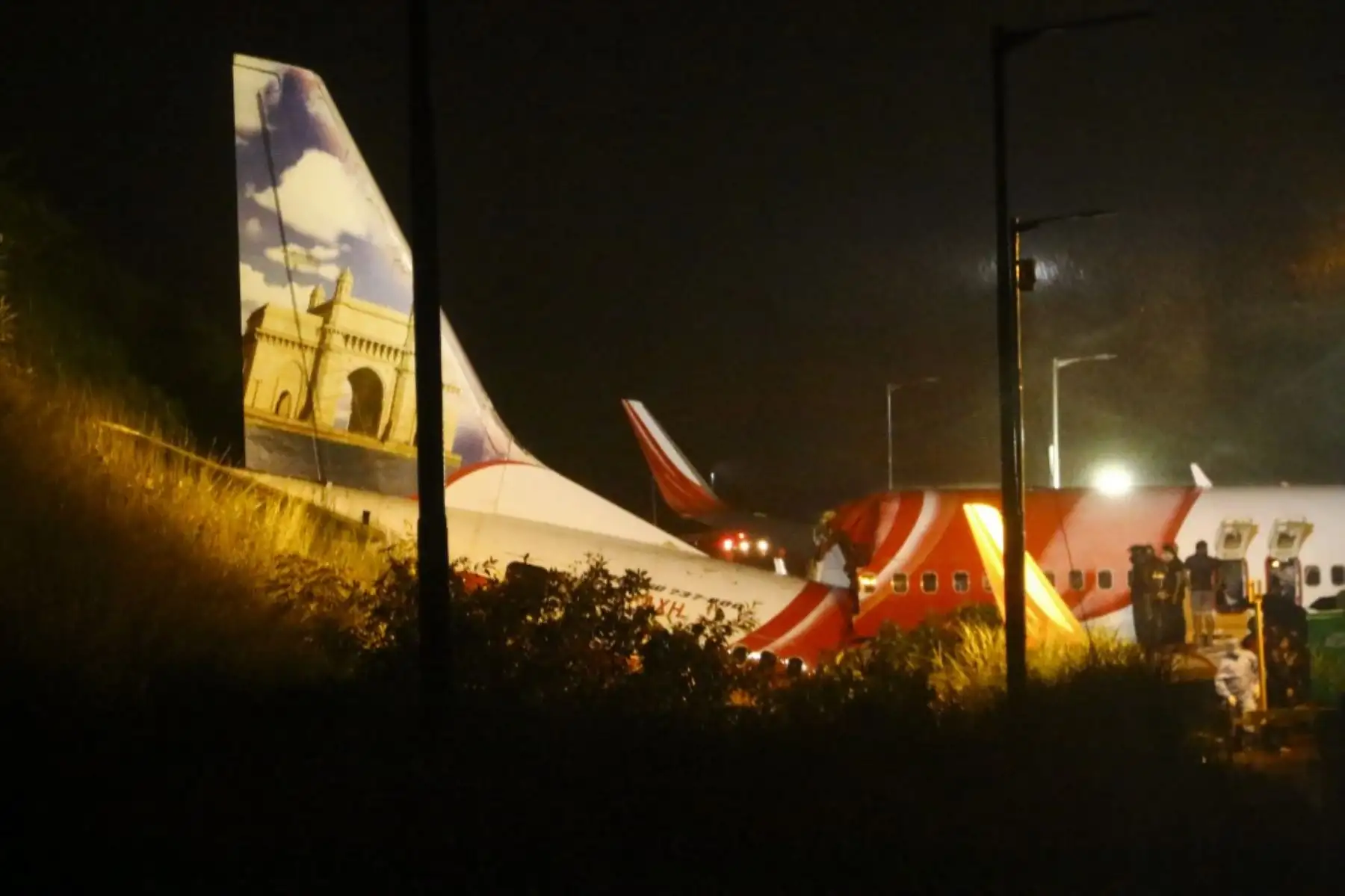 Socorristas inspeccionan los restos de un avión de Air India Express, que transportaba a más de 190 pasajeros y tripulantes desde Dubai. Al menos 17 personas murieron y otras 15 resultaron gravemente heridas cuando un avión de pasajeros patinó fuera de la pista  en la India. 

Foto: AFP