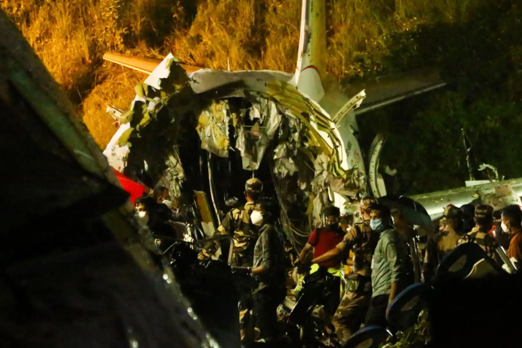 Socorristas inspeccionan los restos de un avión de Air India Express, que transportaba a más de 190 pasajeros y tripulantes desde Dubai. Al menos 17 personas murieron y otras 15 resultaron gravemente heridas cuando un avión de pasajeros patinó fuera de la pista  en la India. 

Foto: AFP