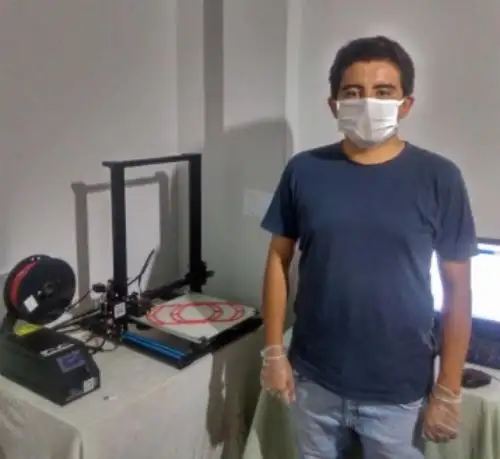 Luis Serquén es un joven arquitecto chiclayano considerado un ejemplo en Lambayeque porque con una impresora 3D decidió fabricar protectores faciales para donarlos al personal médico que lucha en primera línea contra el covid-19 en dicho departamento del norte peruano.